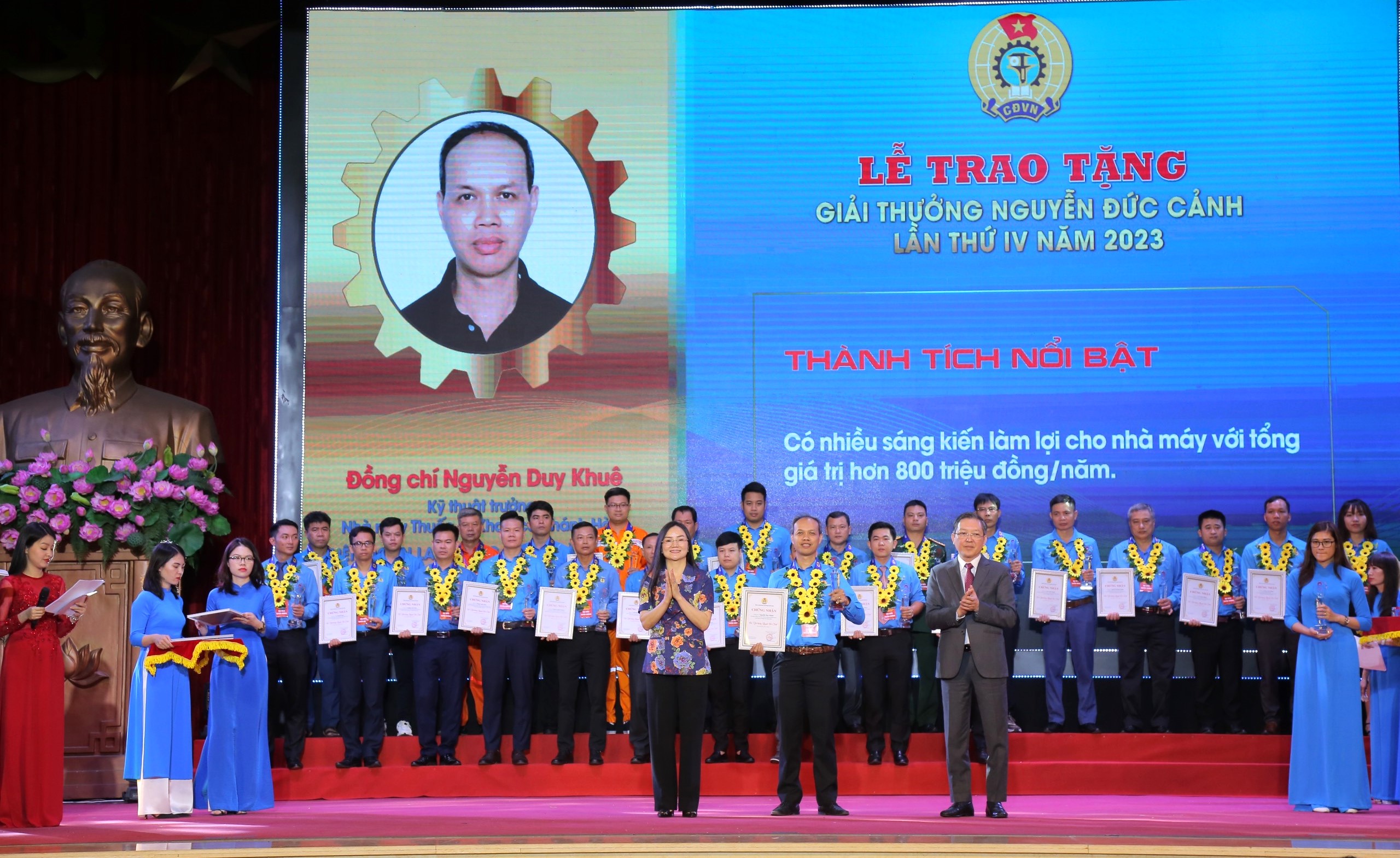 Kỹ sư Nguyễn Duy Khuê nhận giải thưởng Nguyễn Đức Cảnh do Tổng Liên đoàn Lao động Việt Nam trao tặng.