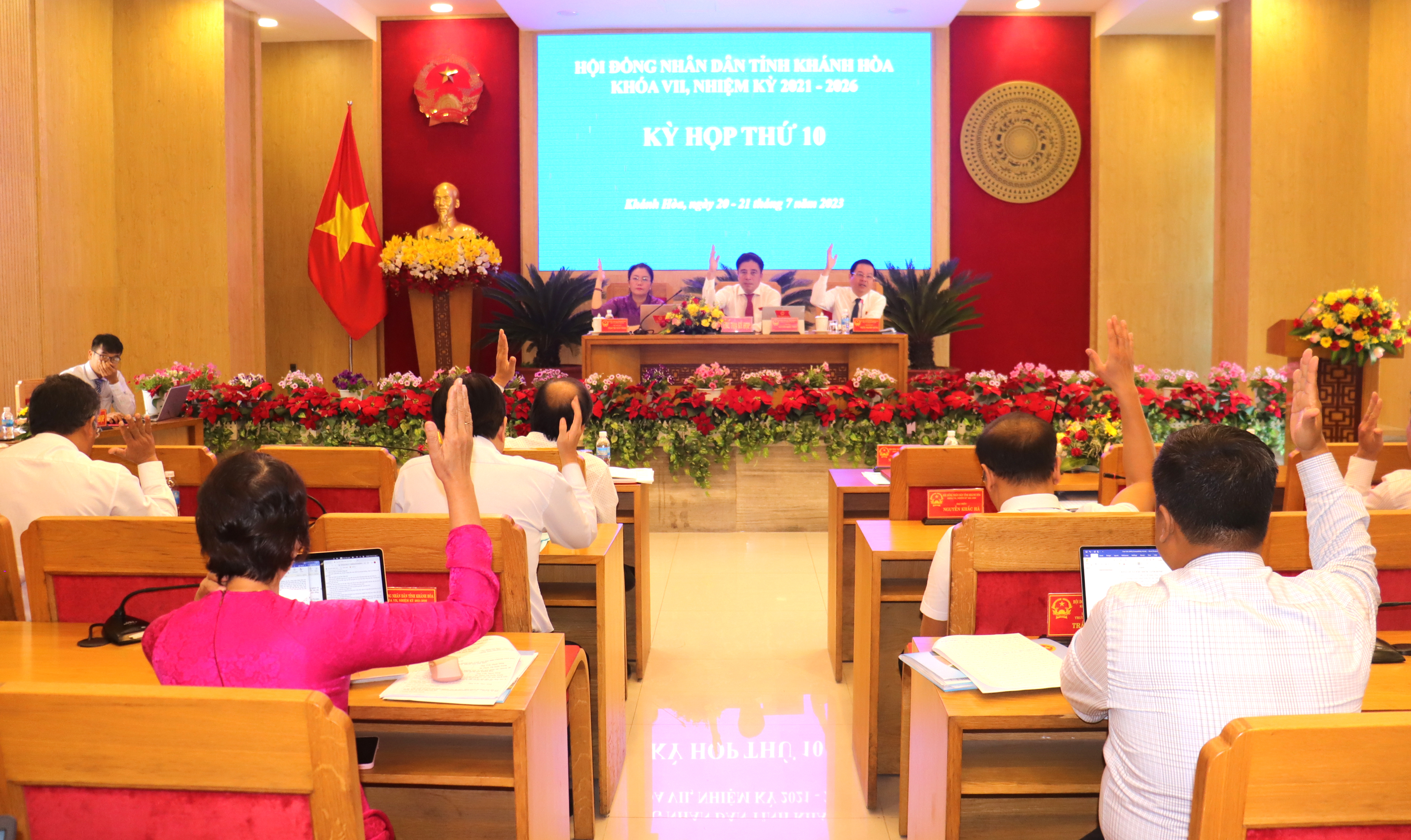 Các đại biểu biểu quyết thông qua Nghị quyết về thành lập đoàn giám sát của HĐND tỉnh