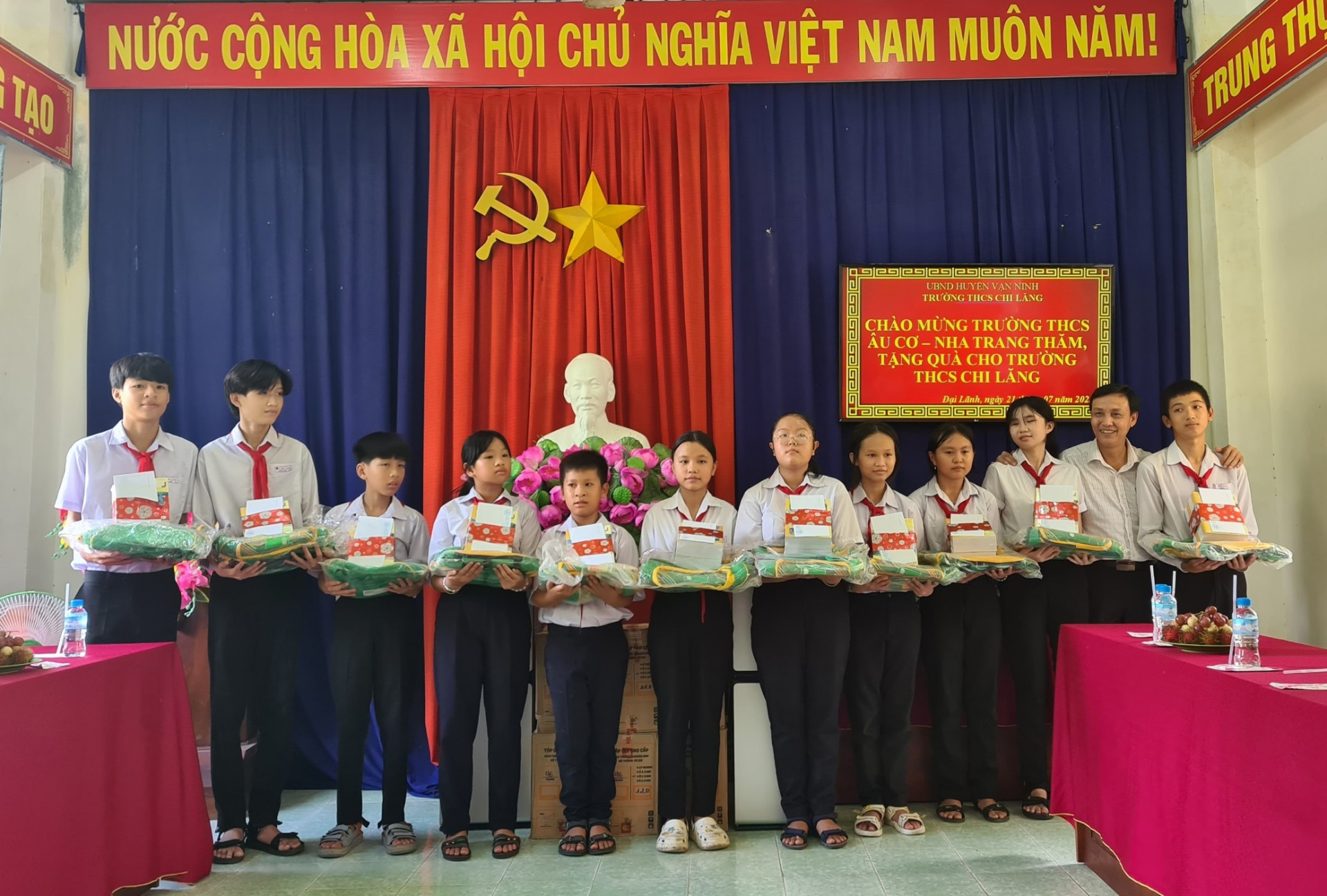 Thầy Võ Tấn Hoàng - Hiệu trưởng Trường THCS Âu Cơ tặng quà cho các học sinh. 