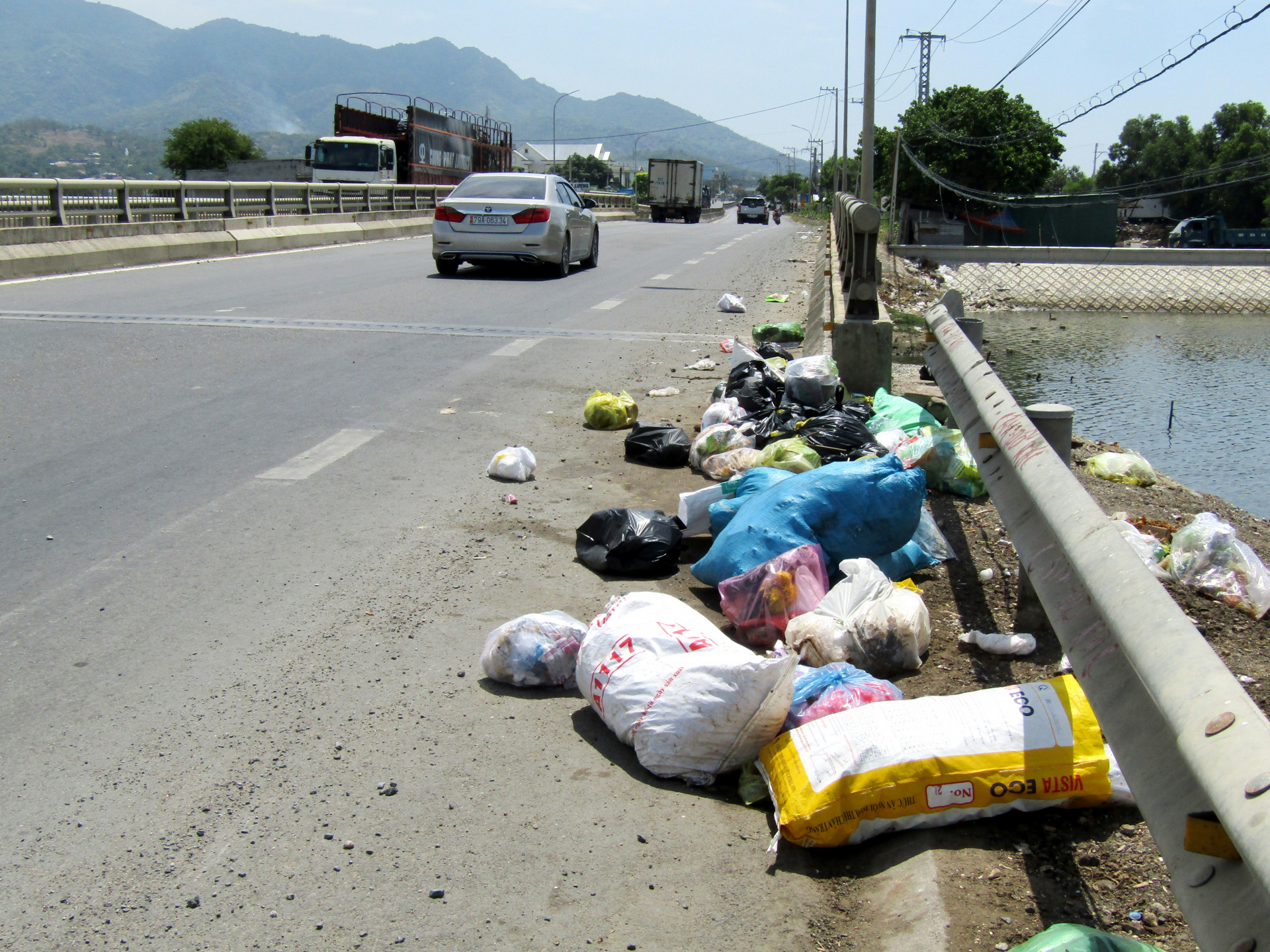 Cần đặt thùng thu gom rác 