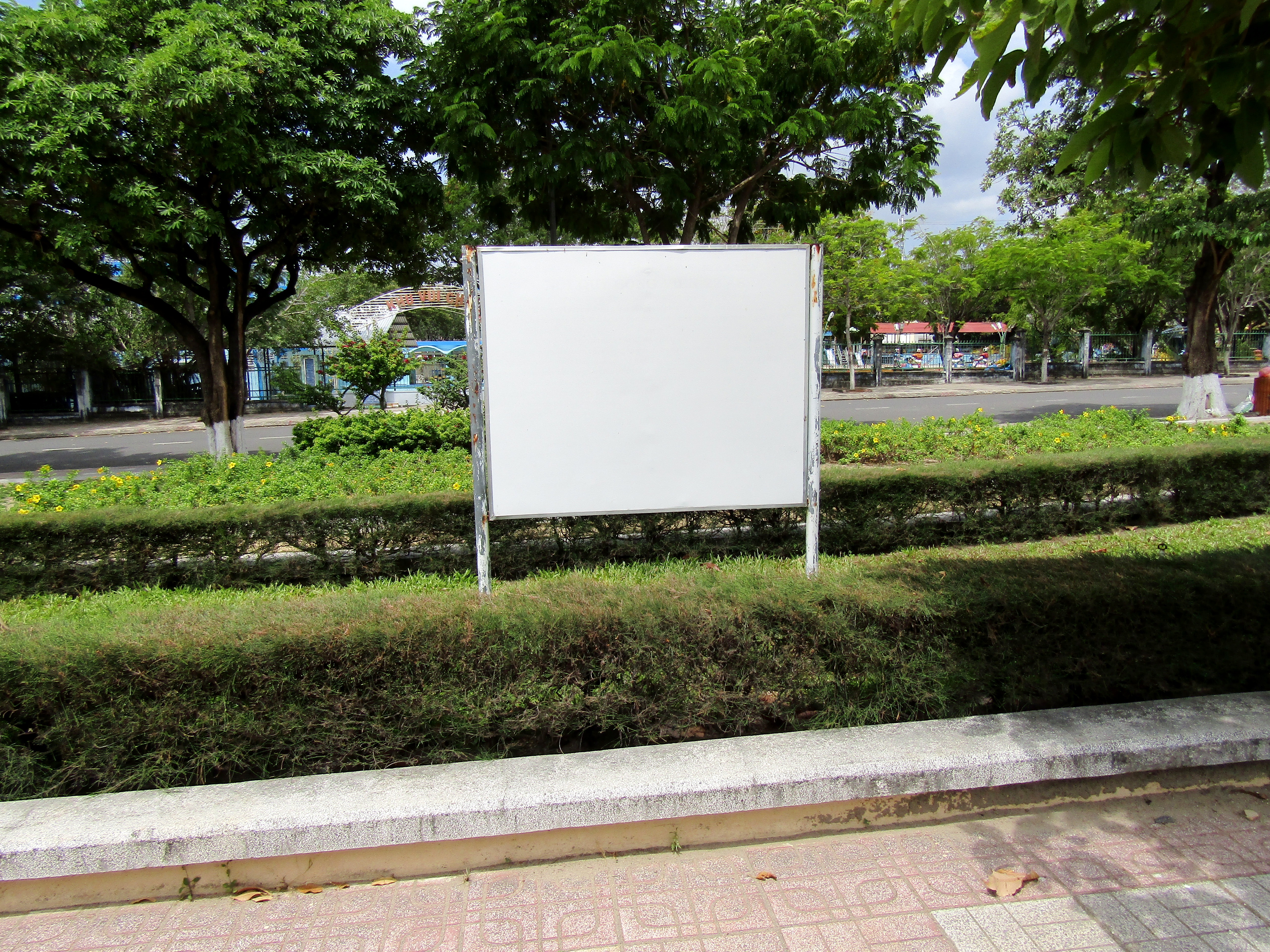 Cần thay mới các bảng nội quy công viên