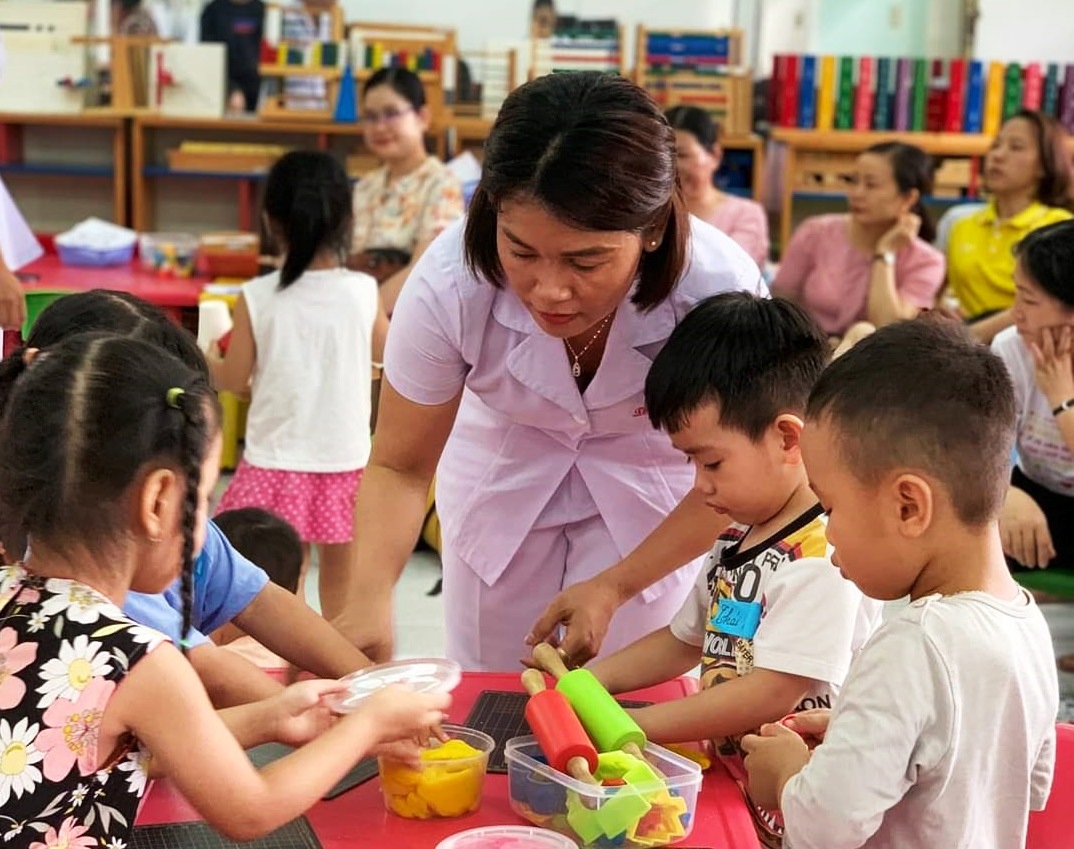 Giáo viên thực hành phương pháp giáo dục Montessori tại chương trình do Sở GD-ĐT và Trường Cao đẳng Sư phạm Trung ương Nha Trang phối hợp tổ chức. 