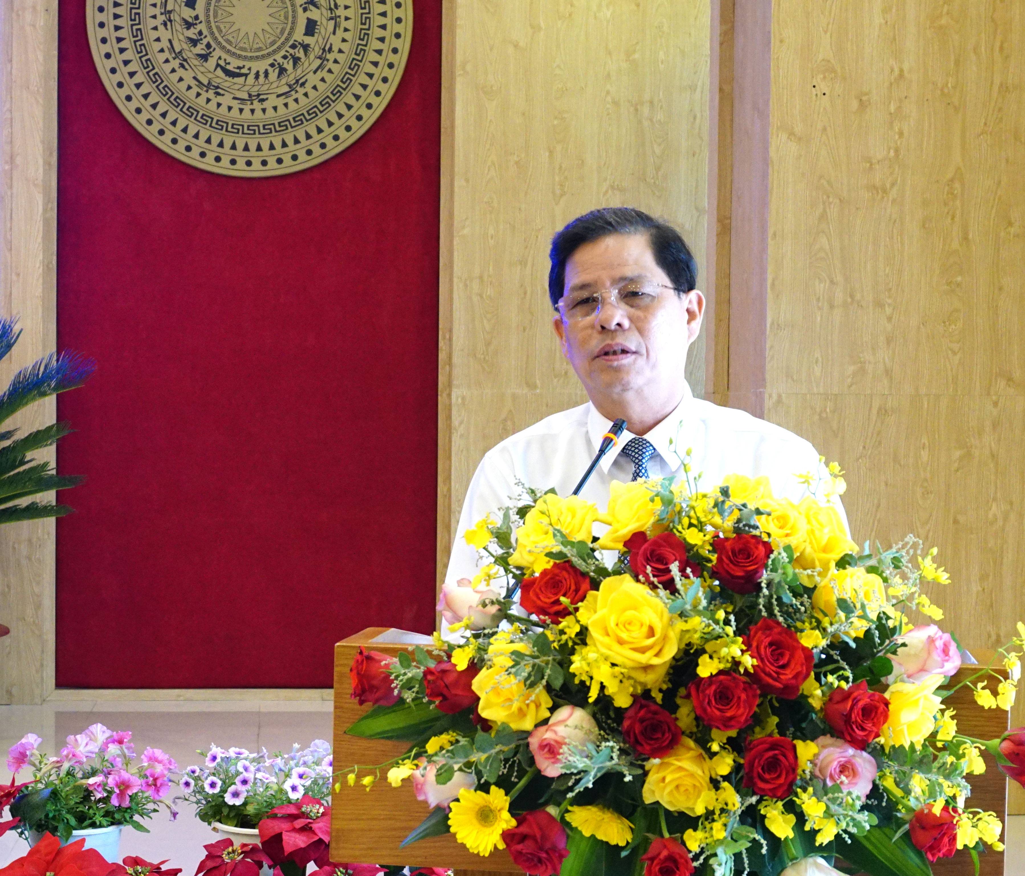 Chủ tịch UBND tỉnh Nguyễn Tấn Tuân phát biểu tiếp thu, giải trình các ý kiến thảo luận của đại biểu HĐND tỉnh