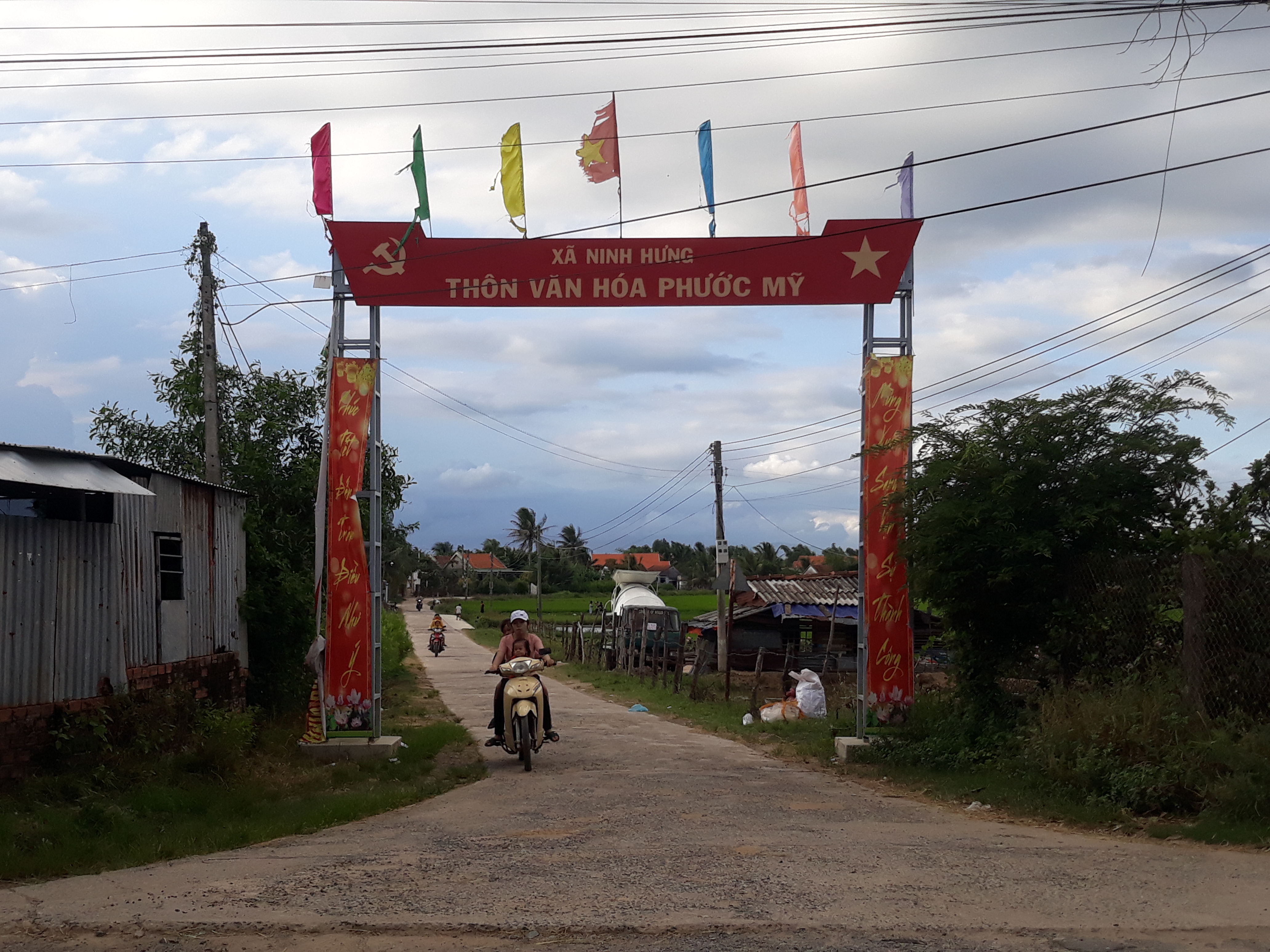 Cờ trang trí cổng chào đã cũ