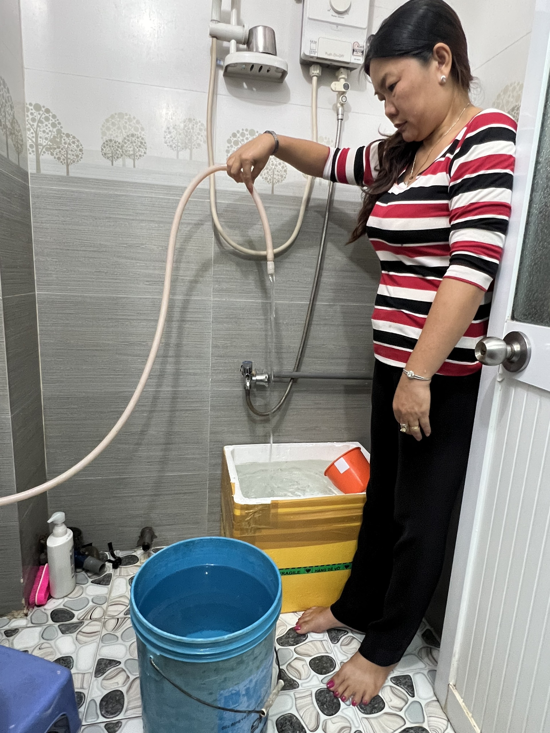 10 ngày nay, gia đình ông Tài phải dùng nước nhờ nhà hàng xóm.