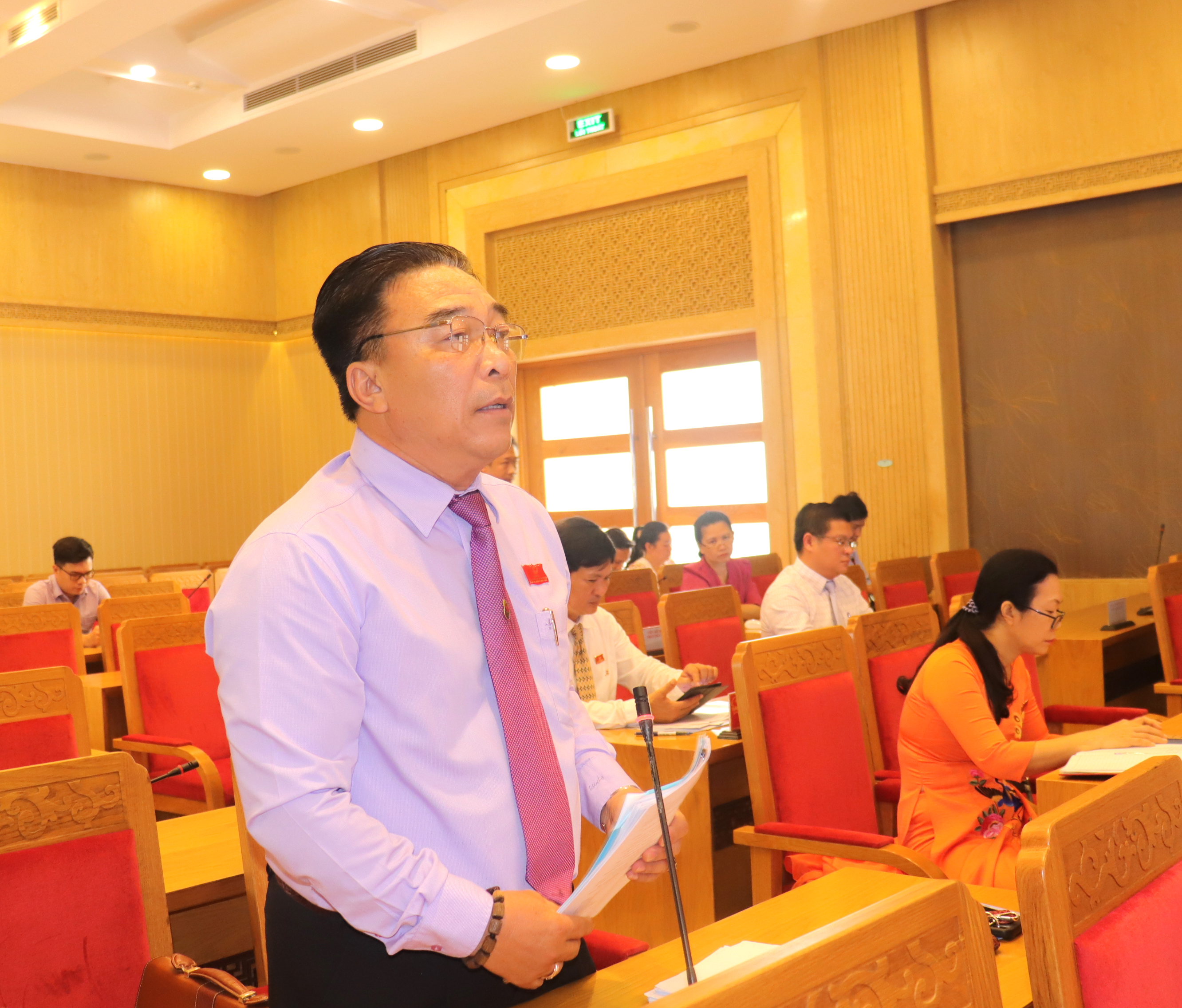 Đại biểu Đoàn Minh Long - Chủ tịch Hội Nhà báo tỉnh tham gia thảo luận tại hội trường