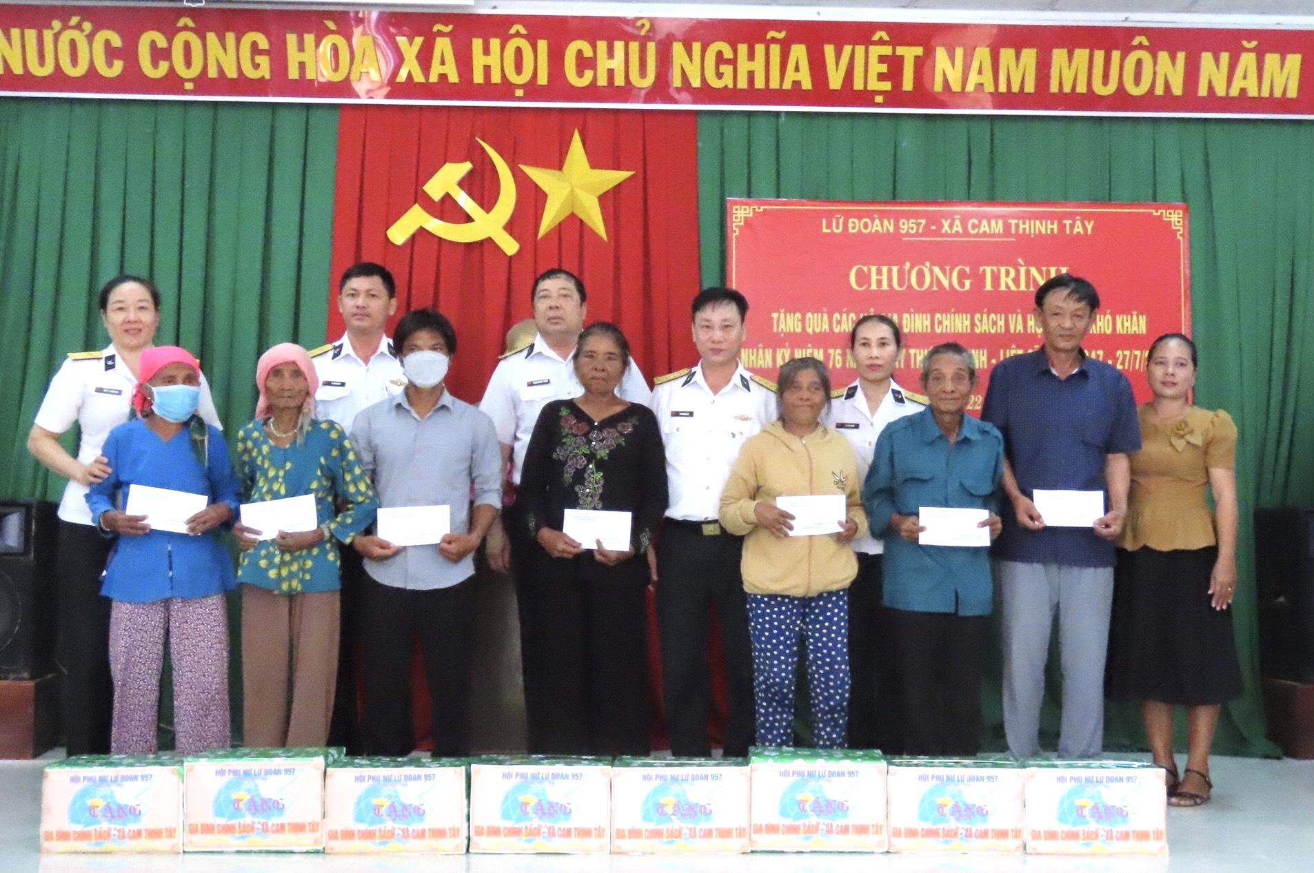 Lữ đoàn 957 Vùng 4 Hải quân:: Thăm, tặng 24 phần quà cho các gia đình chính sách và hộ nghèo xã Cam Thịnh Tây