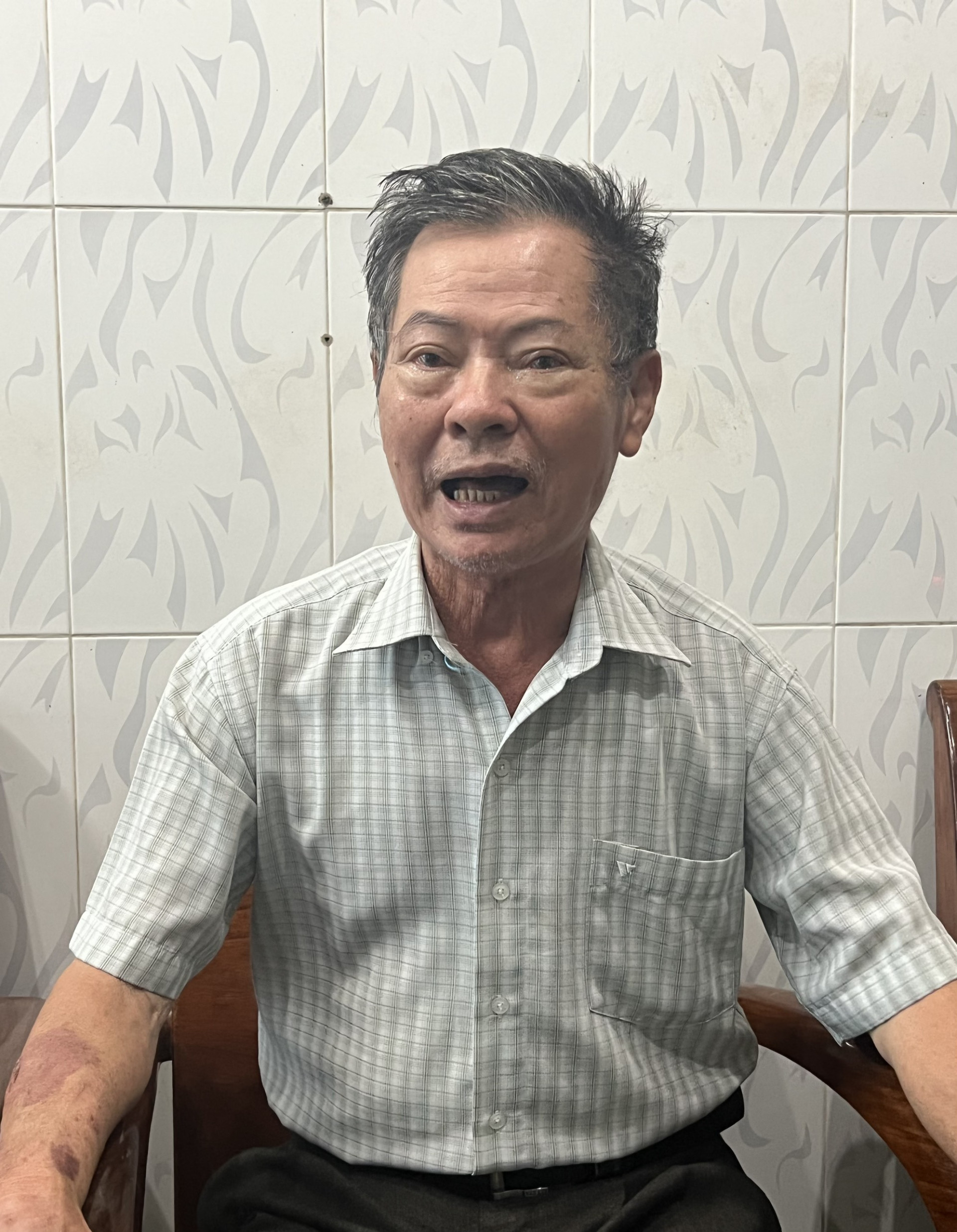 Ông Trần Văn Chương - nguyên Giám đốc Lâm trường Nha Trang, kể lại việc ký quyết định cấp đất, cấp nhà cho các cán bộ, công nhân của lâm trường.
