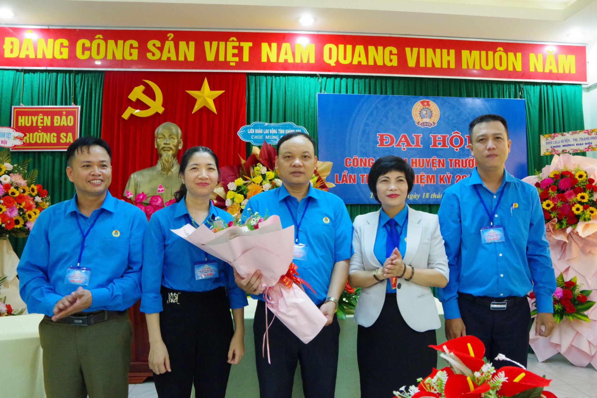 Lãnh đạo Liên đoàn Lao động tỉnh tặng hoa chúc mừng Ban Chấp hành Công đoàn huyện Trường Sa nhiệm kỳ mới.