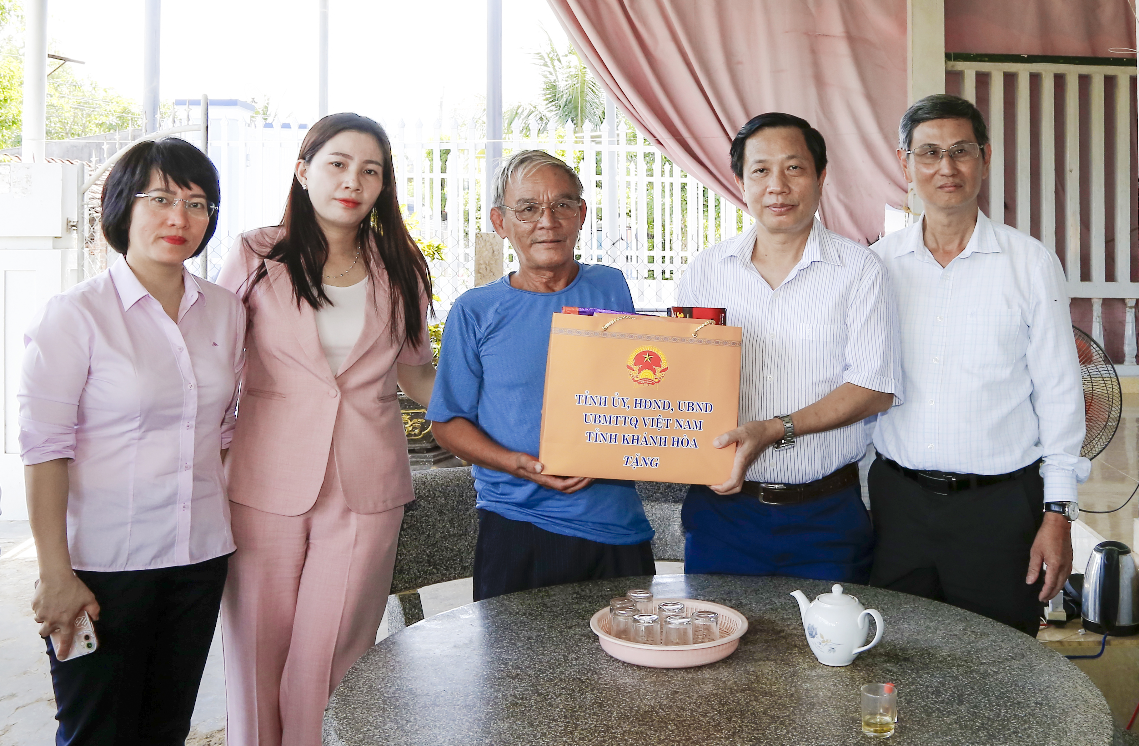 Ông Hà Quốc Trị thăm, tặng quà cho thương, bệnh binh, người có công tại thị xã Ninh Hòa