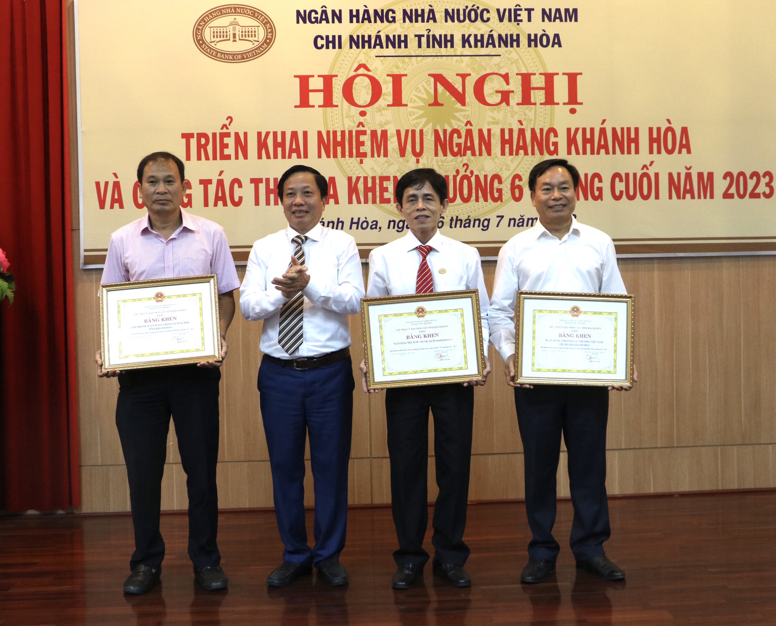 Đồng chí Hà Quốc Trị trao bằng khen của UBND tỉnh cho các tập thể