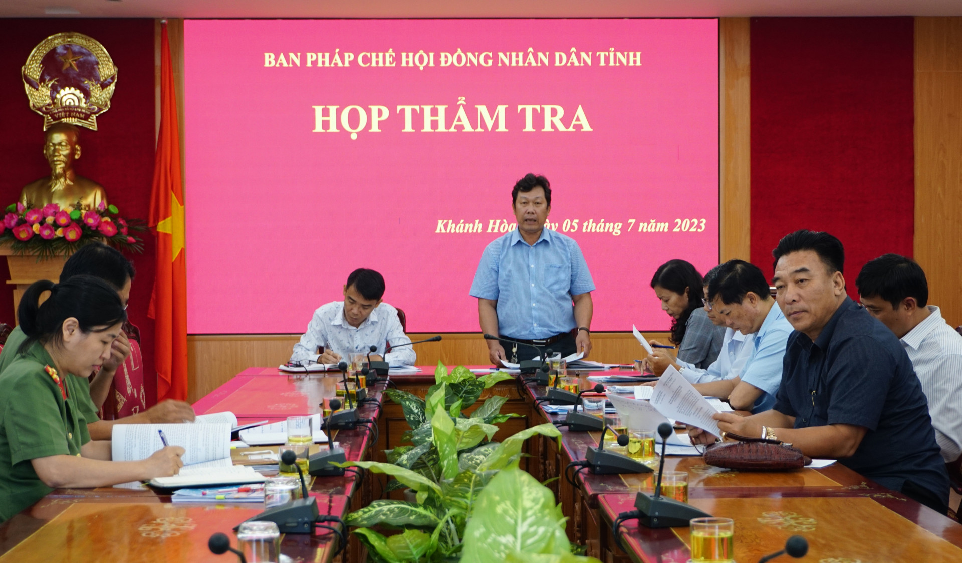 Quanh cảnh tại cuộc họp thẩm tra của Ban Pháp chế HĐND tỉnh