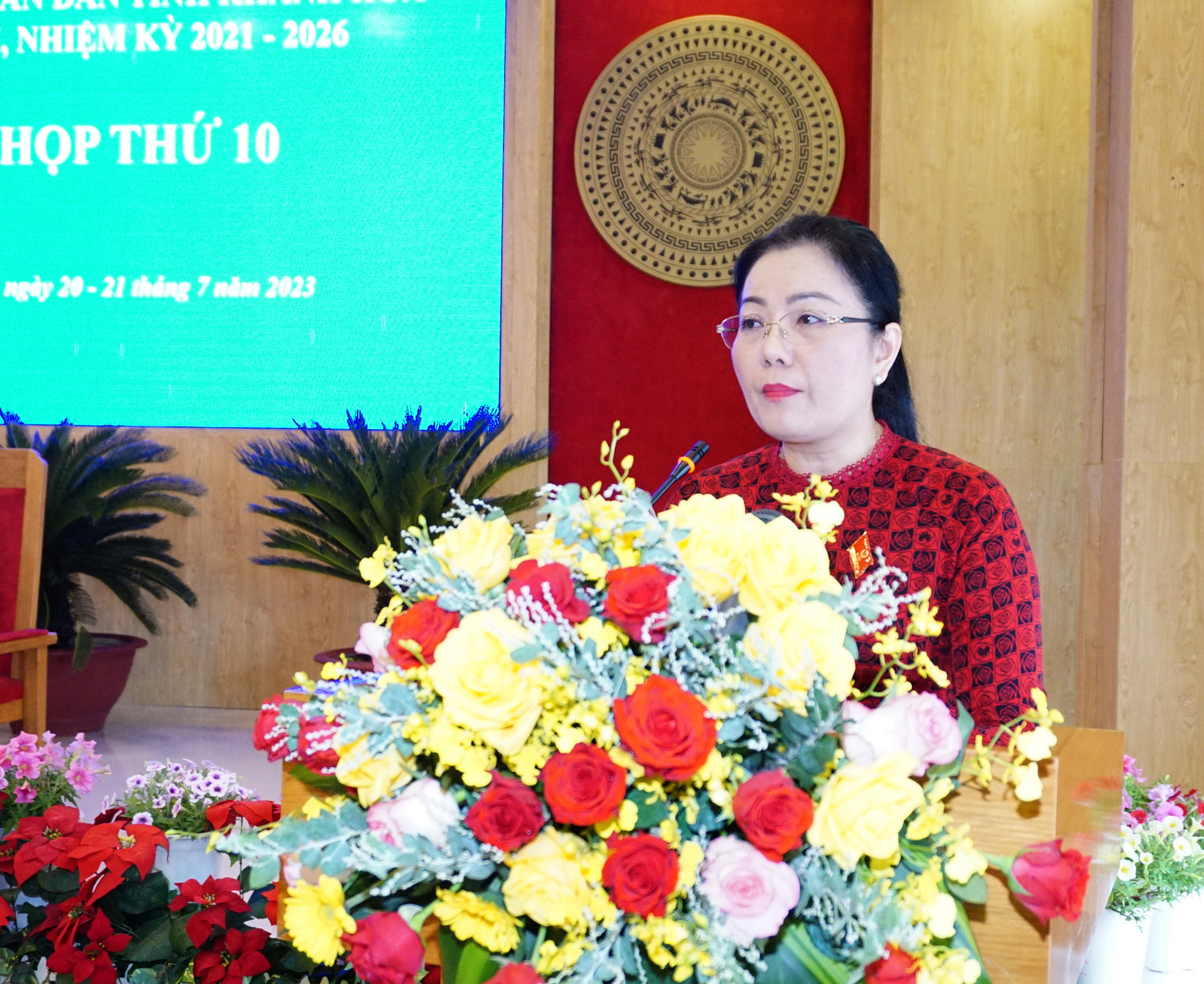 Bà Phạm Thị Xuân Trang trình bày báo cáo công tác của Thường trực HĐND tỉnh