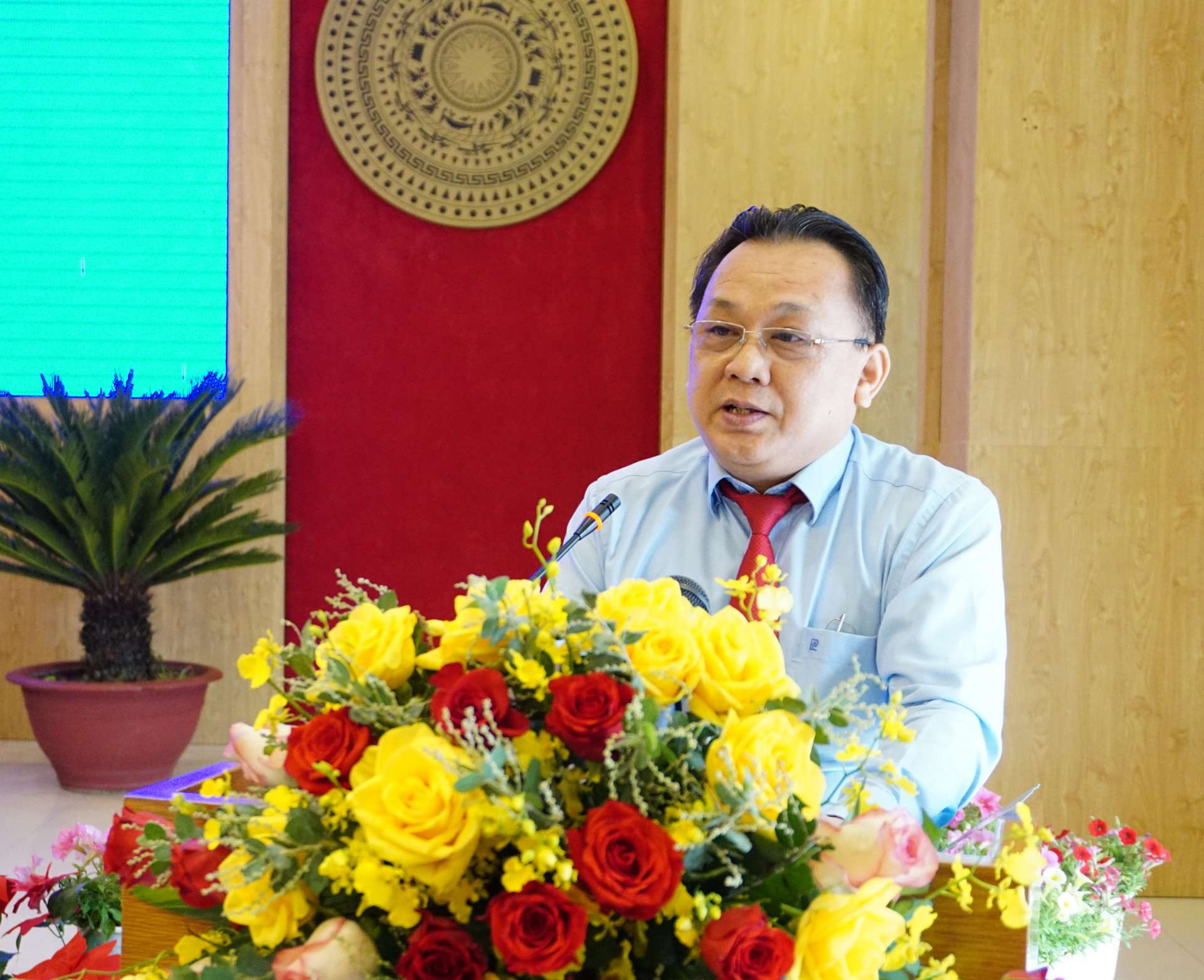 Ông Lê Hữu Hoàng trình bày báo cáo công tác chỉ đạo điều hành của UBND tỉnh và tình hình thực hiện nhiệm vụ phát triển kinh tế - xã hội tỉnh 6 tháng đầu năm; phương hướng nhiệm vụ 6 tháng cuối năm 2023