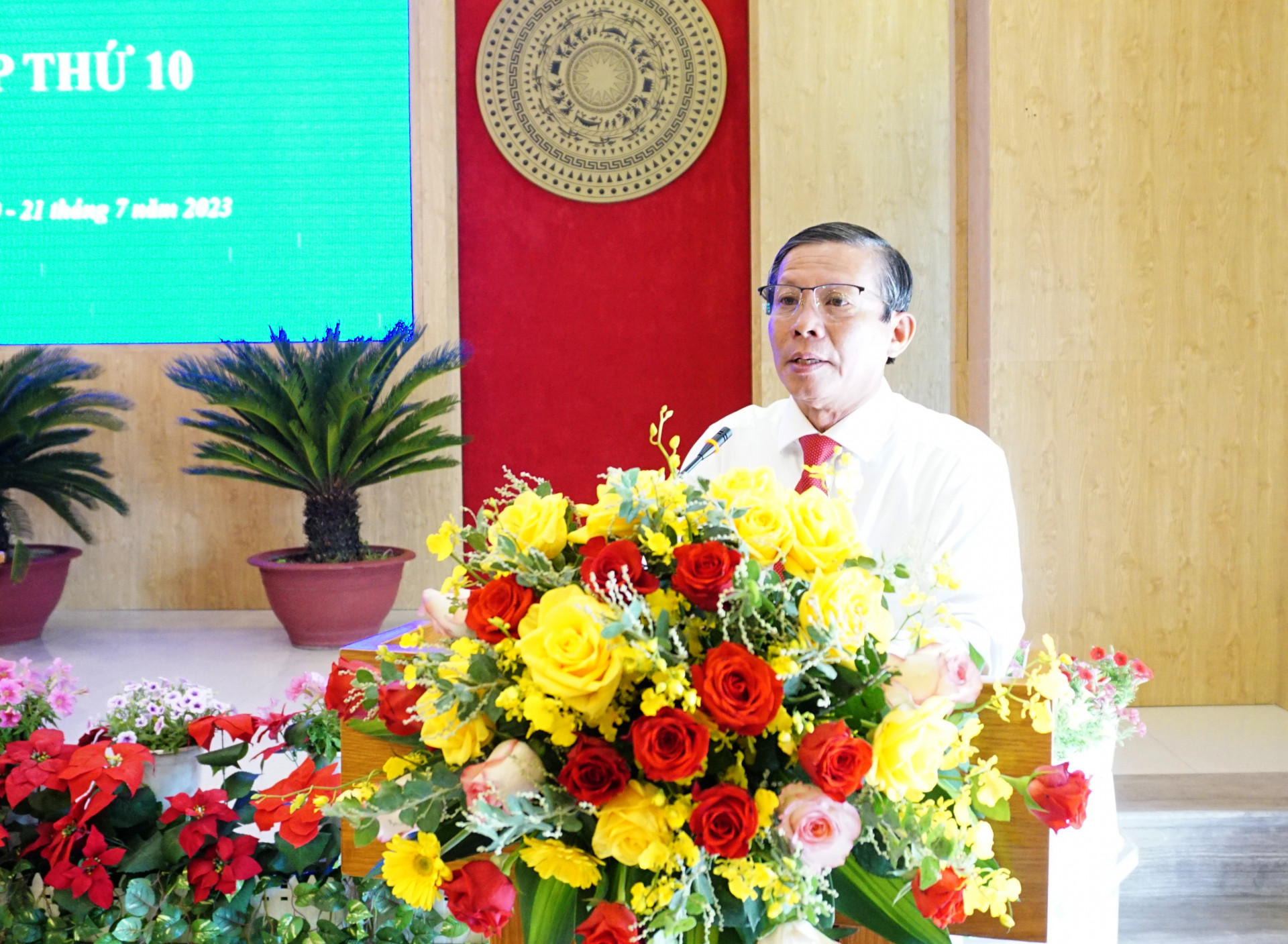 Ông Trần Ngọc Thanh – Chủ tịch Ủy ban MTTQ Việt Nam tỉnh trình bày thông báo về công tác Mặt trận tham gia xây dựng chính quyền 6 tháng đầu năm 2023.