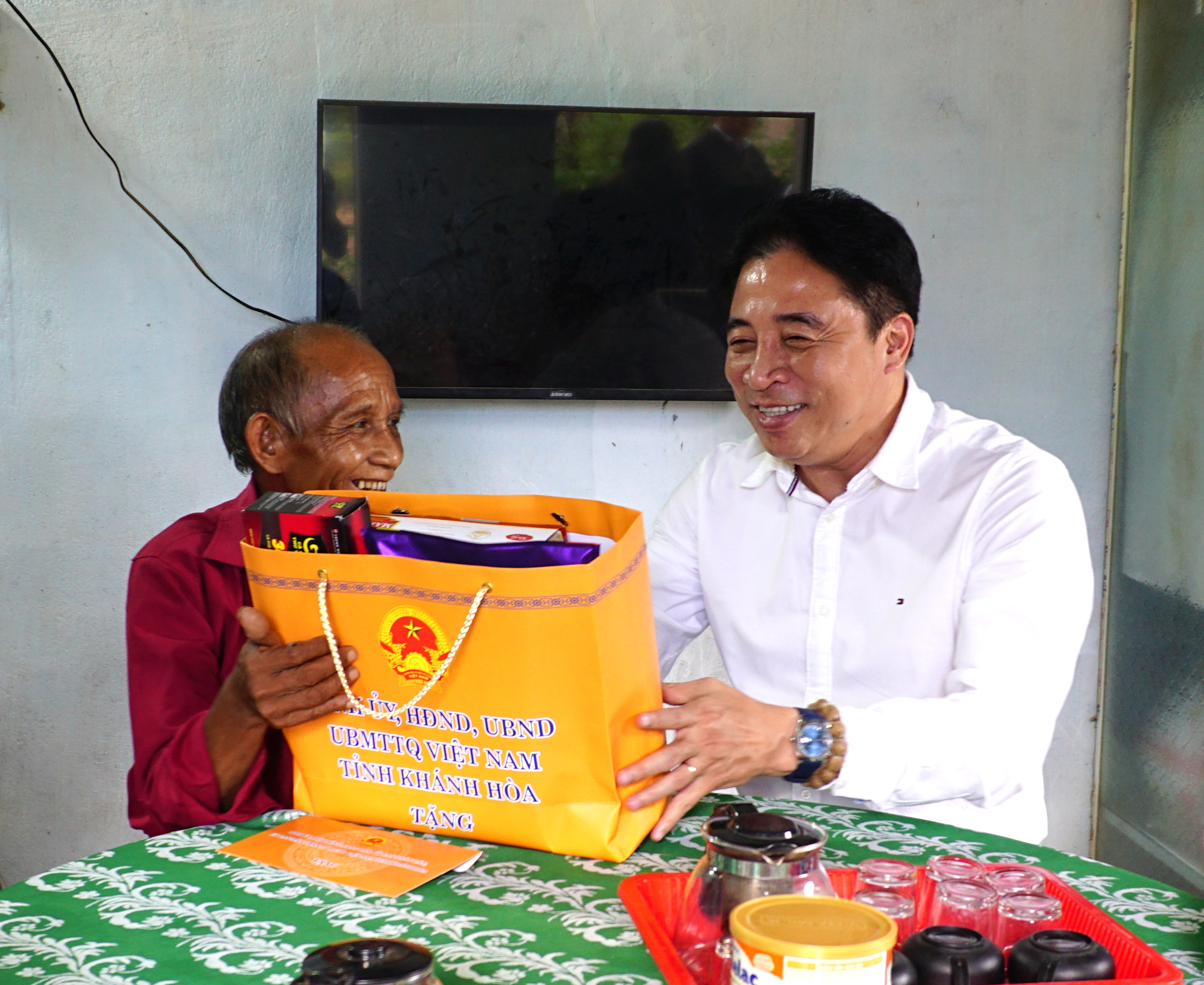 Ông Nguyễn Khắc Toàn thăm, tặng quà các gia đình người có công với cách mạng tại Khánh Sơn