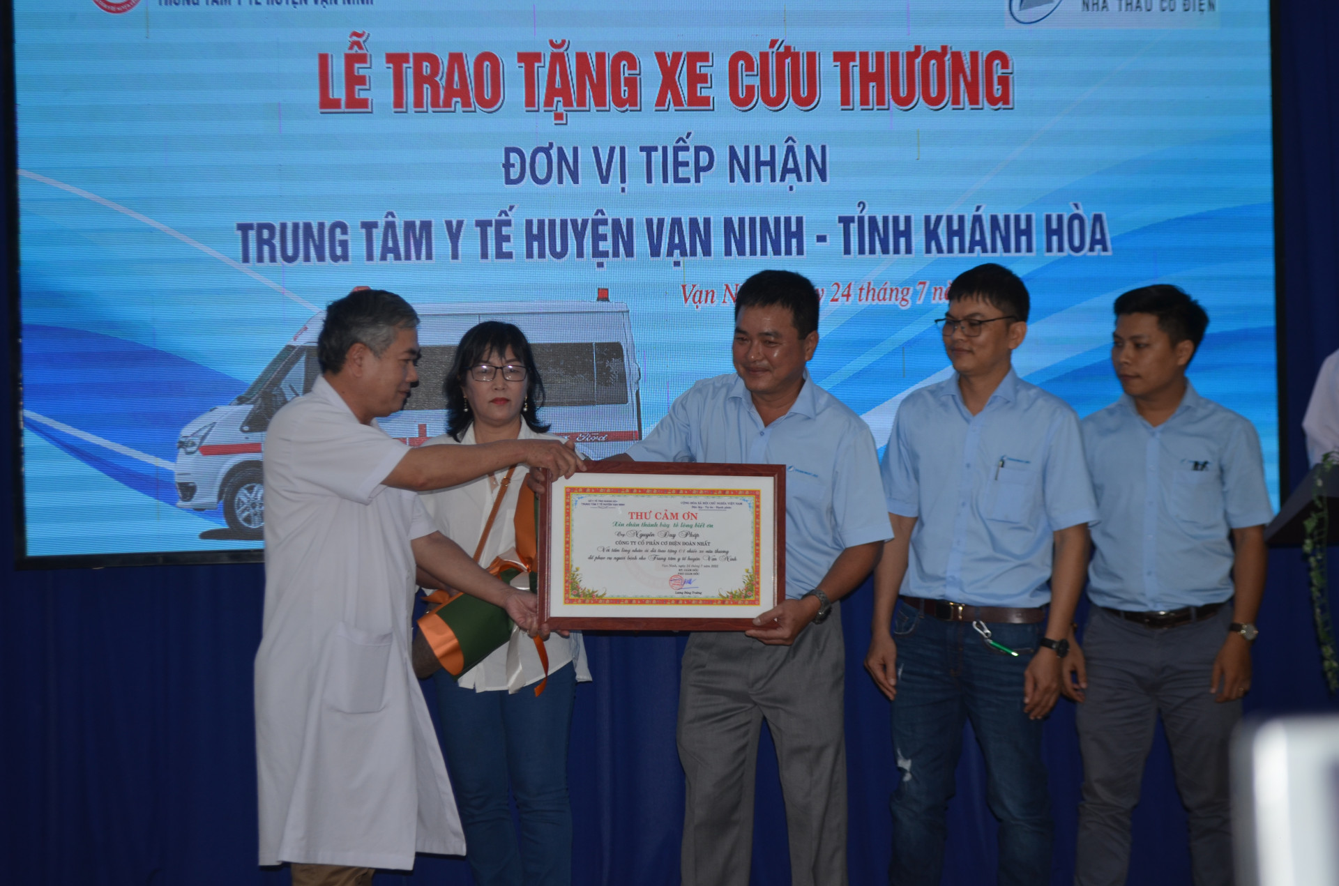 Lãnh đạo Trung tâm Y tế huyện Vạn Ninh trao thư cảm ơn cho Công ty Cổ phần Cơ điện Đoàn Nhất.