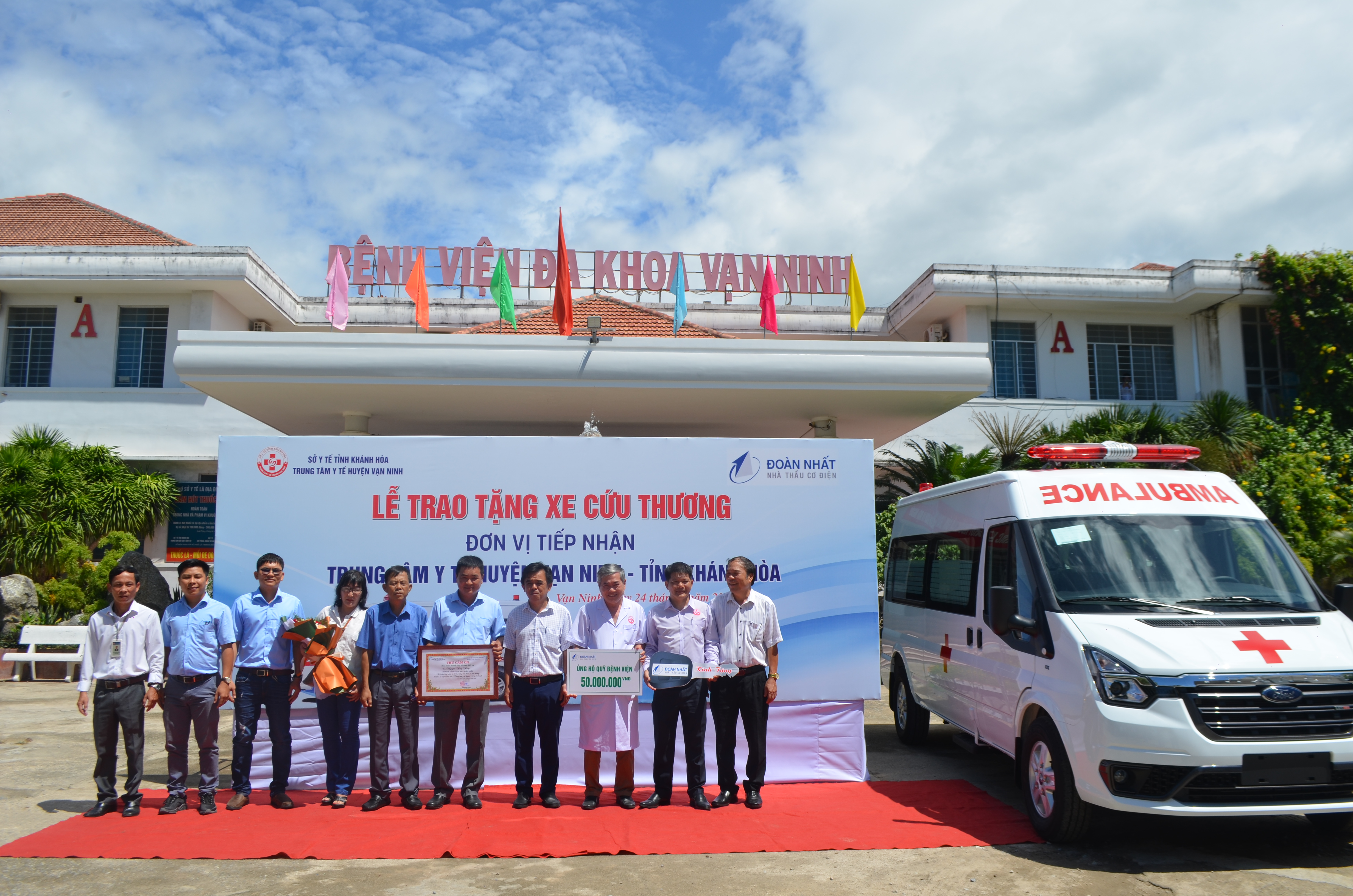 Trao xe cứu thương cho Trung tâm Y tế huyện Vạn Ninh 