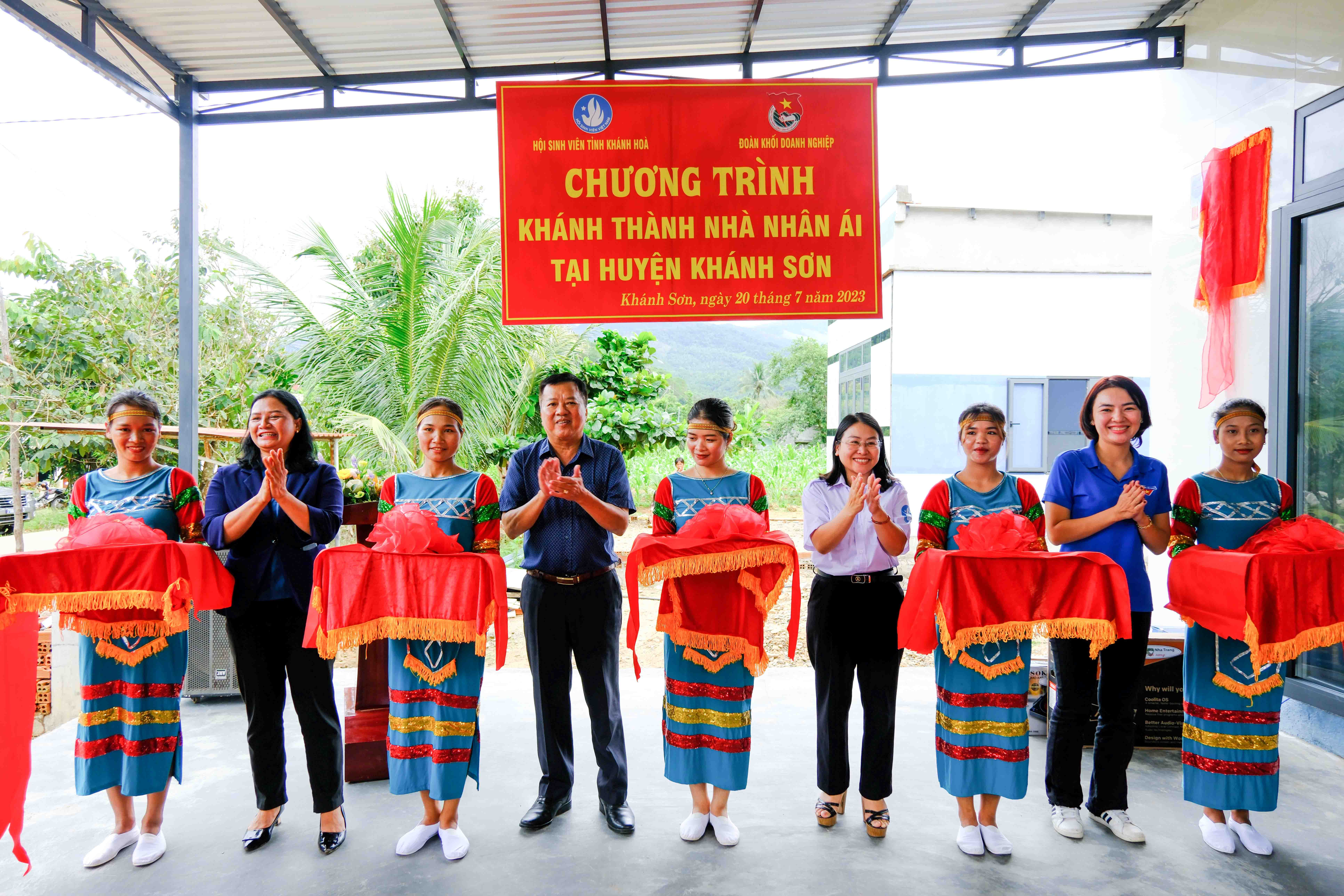 Các đại biểu cắt băng khánh thành công trình.