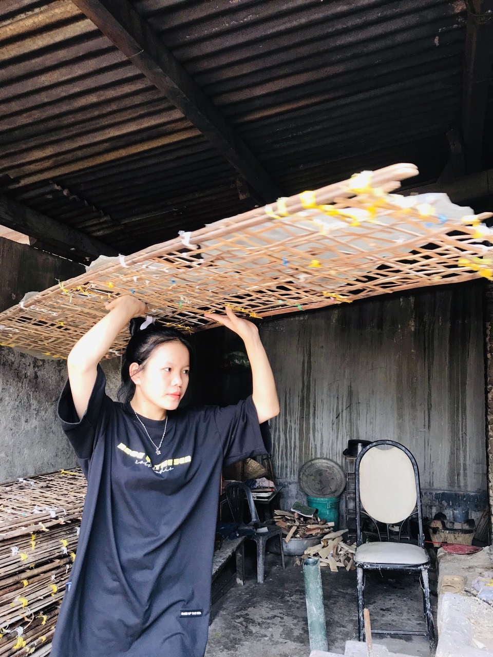 Em Hồ Thị Thu Dậu phụ phơi bánh phở giúp cậu mợ