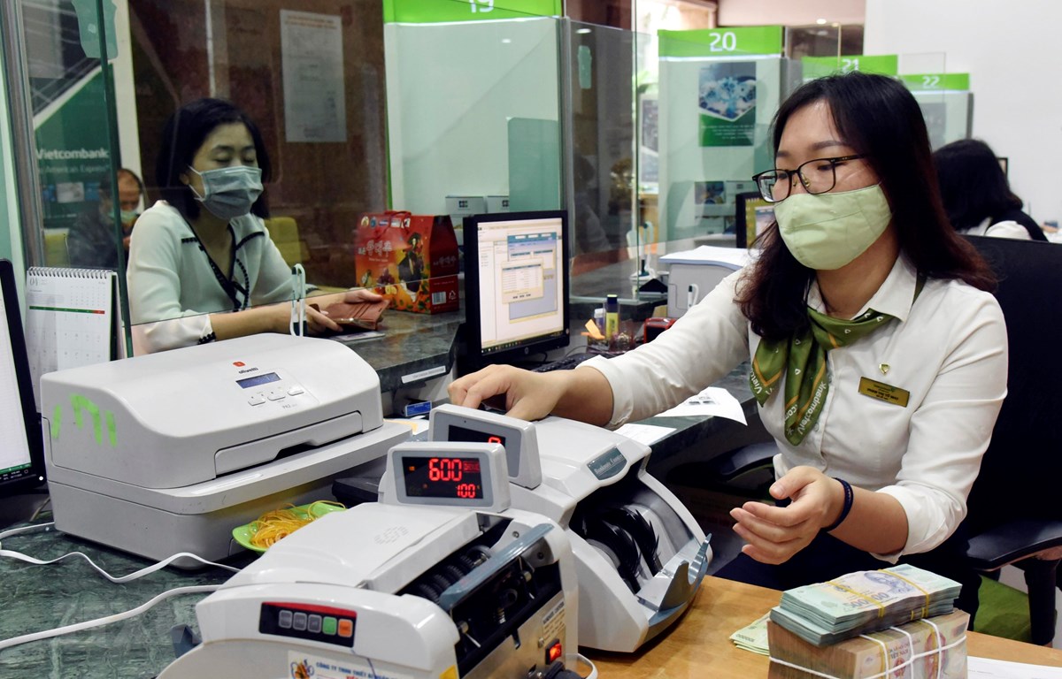 Khách hàng giao dịch tại Hội sở Vietcombank. Ảnh minh họa: Trần Việt/TTXVN