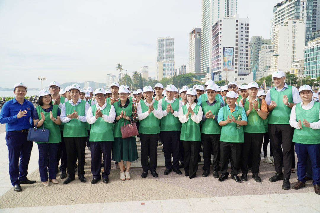 Lãnh đạo tỉnh phát động làm sạch bãi biển Nha Trang.
