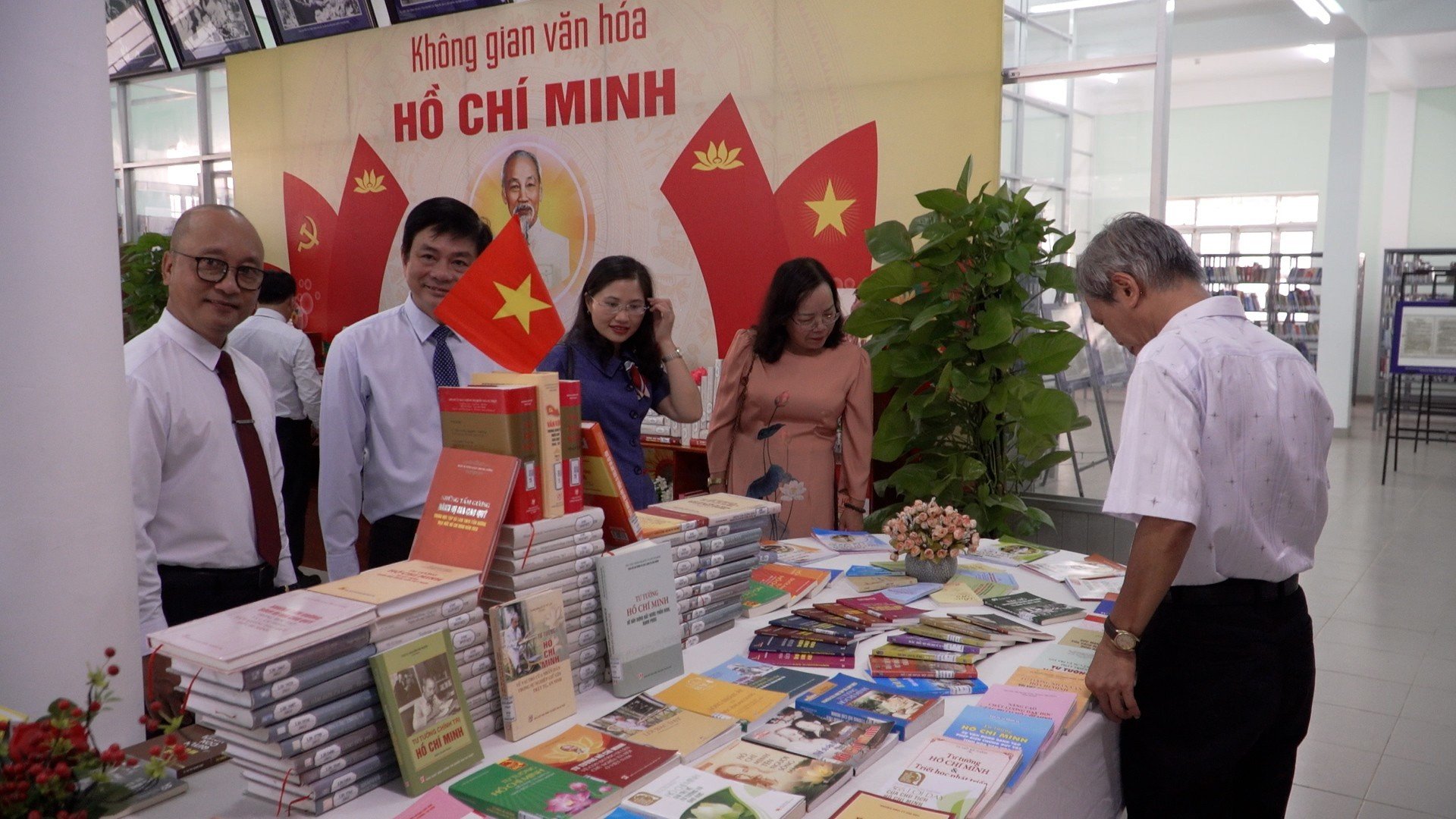 Các đại biểu tham quan nơi trưng bày sách tại “Không gian văn hóa Hồ Chí Minh”.