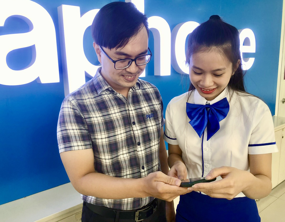 Nhân viên Trung tâm Kinh doanh VNPT - Khánh Hòa hướng dẫn khách hàng thanh toán các dịch vụ qua VNPT Money