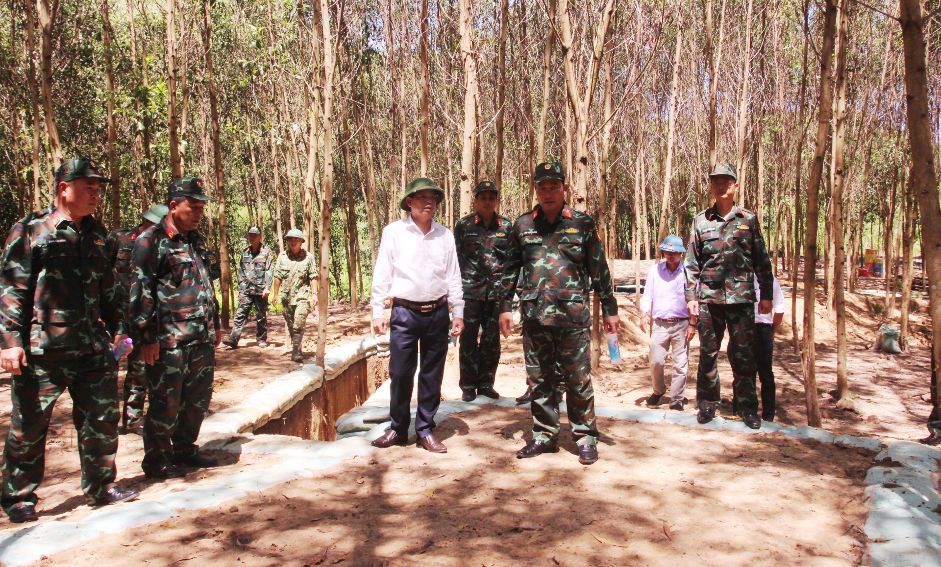 Ông Nguyễn Tấn Tuân kiểm tra các hạng mục trong khu căn cứ chiến đấu mô phỏng.