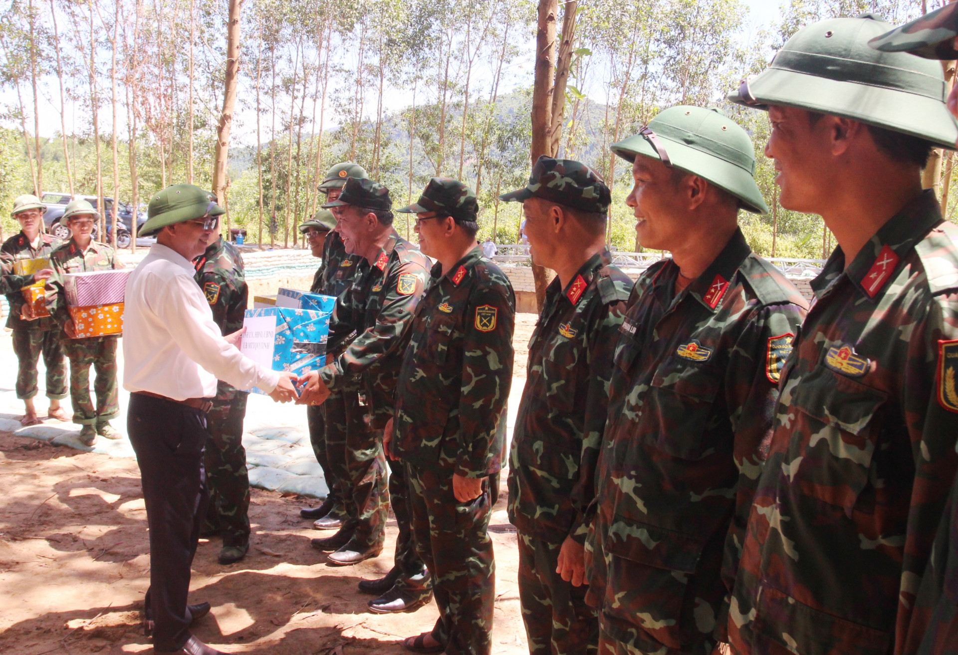 Ông Nguyễn Tấn Tuân tặng quà cho các cán bộ, chiến sĩ.