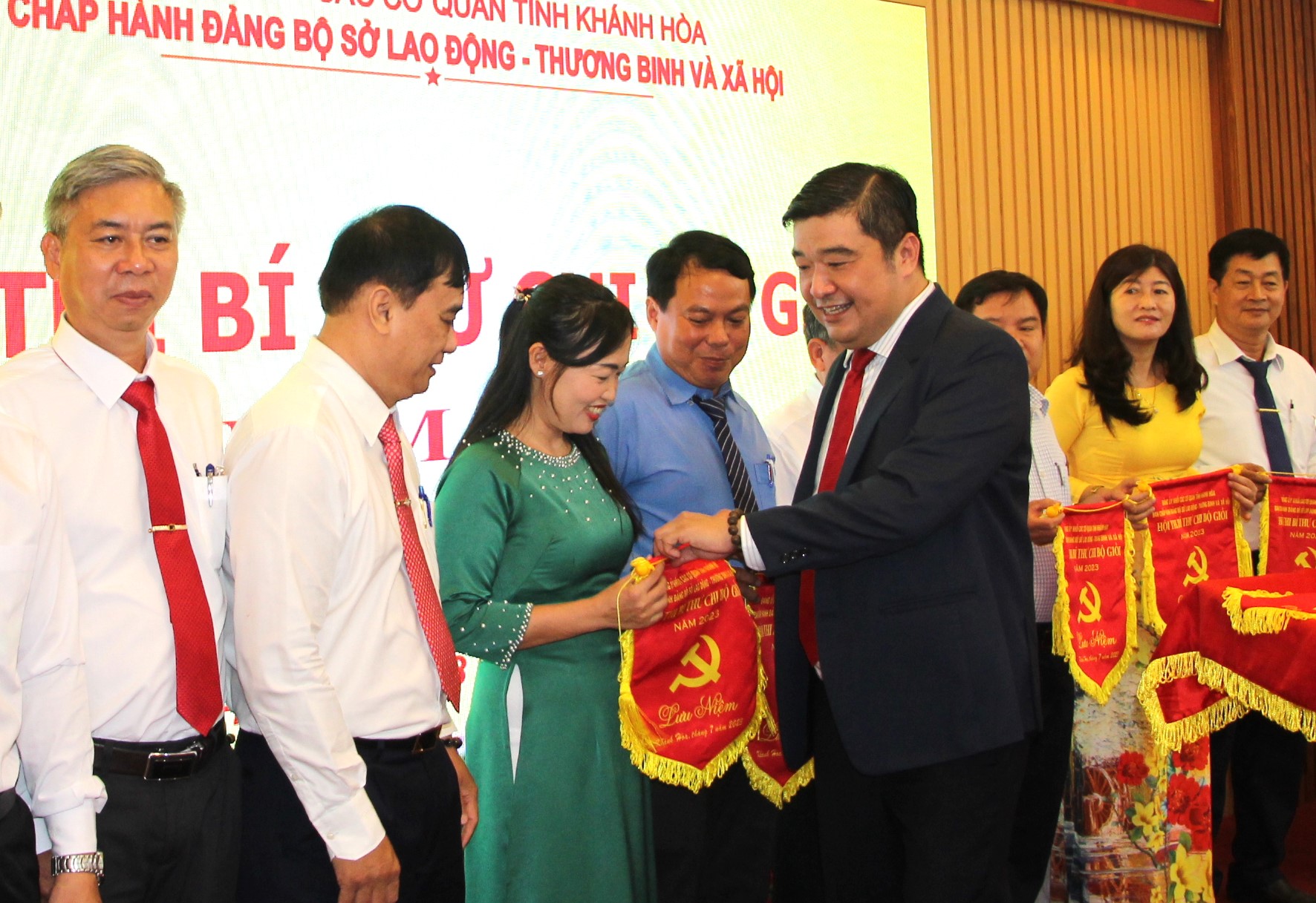 Ông Tạ Hồng Quang - Bí thư Đảng ủy, Giám đốc Sở Lao động - Thương binh và Xã hội trao cờ lưu niệm cho các đội tham gia hội thi.