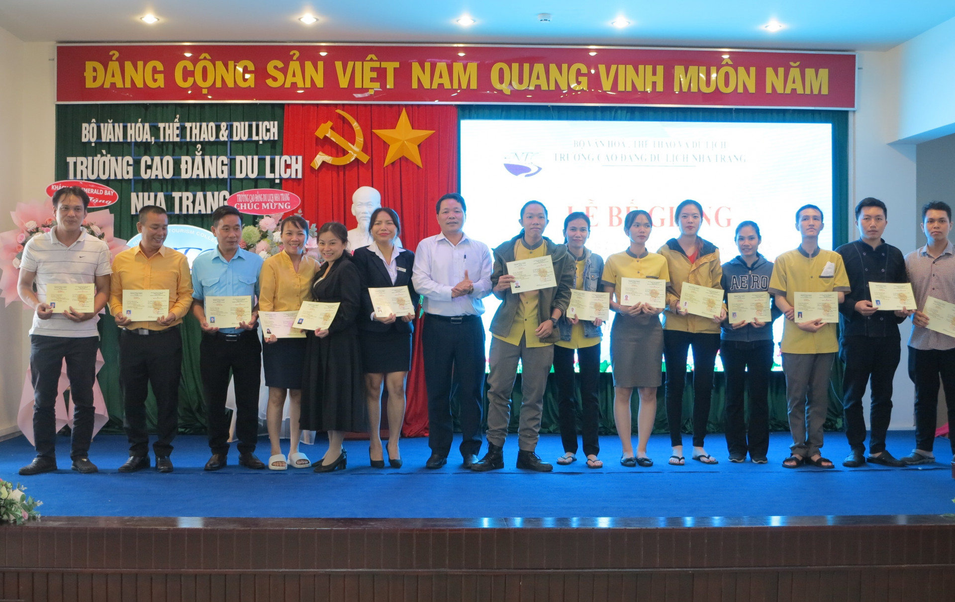 Lãnh đạo nhà trường trao chứng chỉ hoàn thành khóa học cho các học viên. 