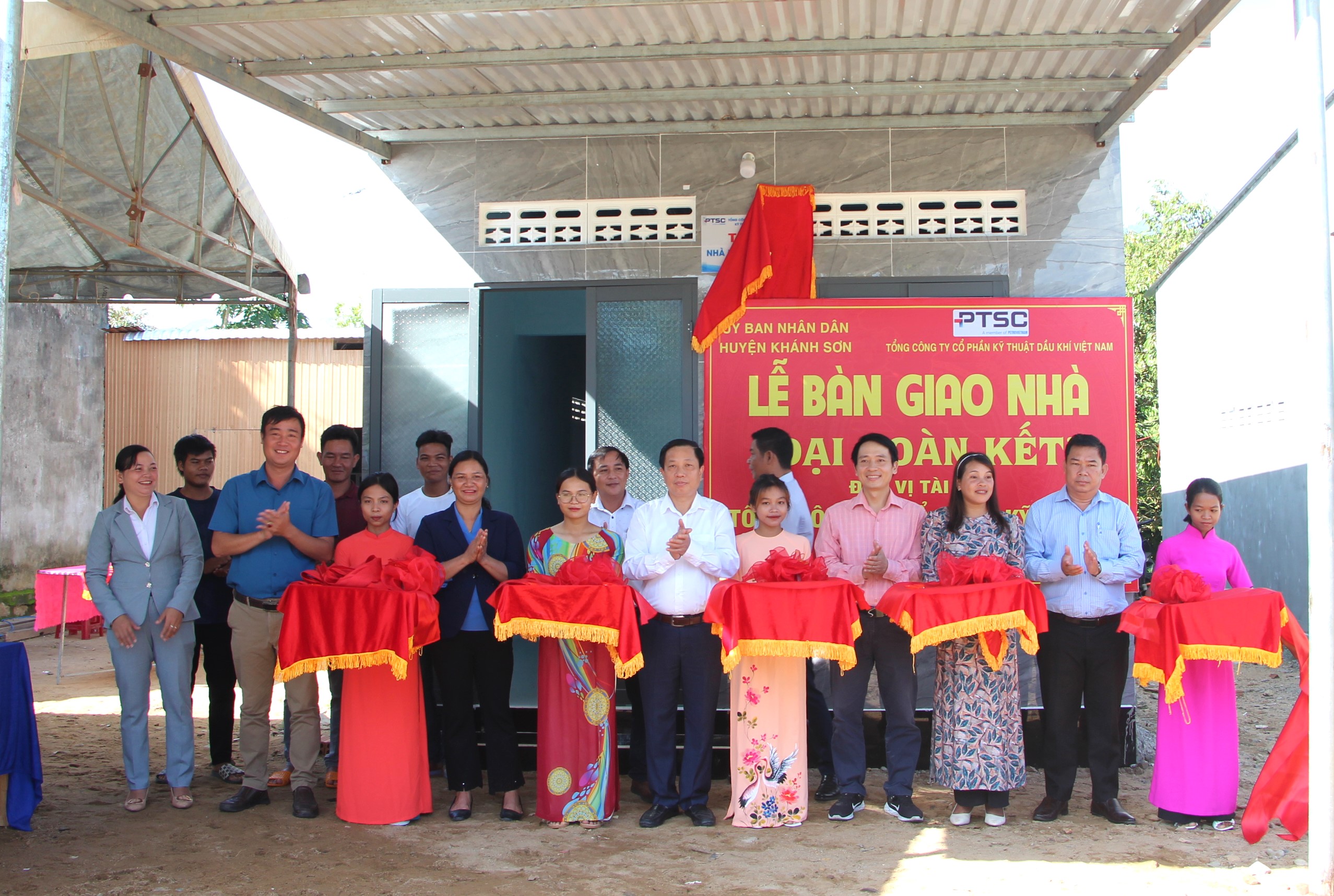 Bàn giao 72 căn nhà Đại đoàn kết cho hộ nghèo huyện Khánh Sơn