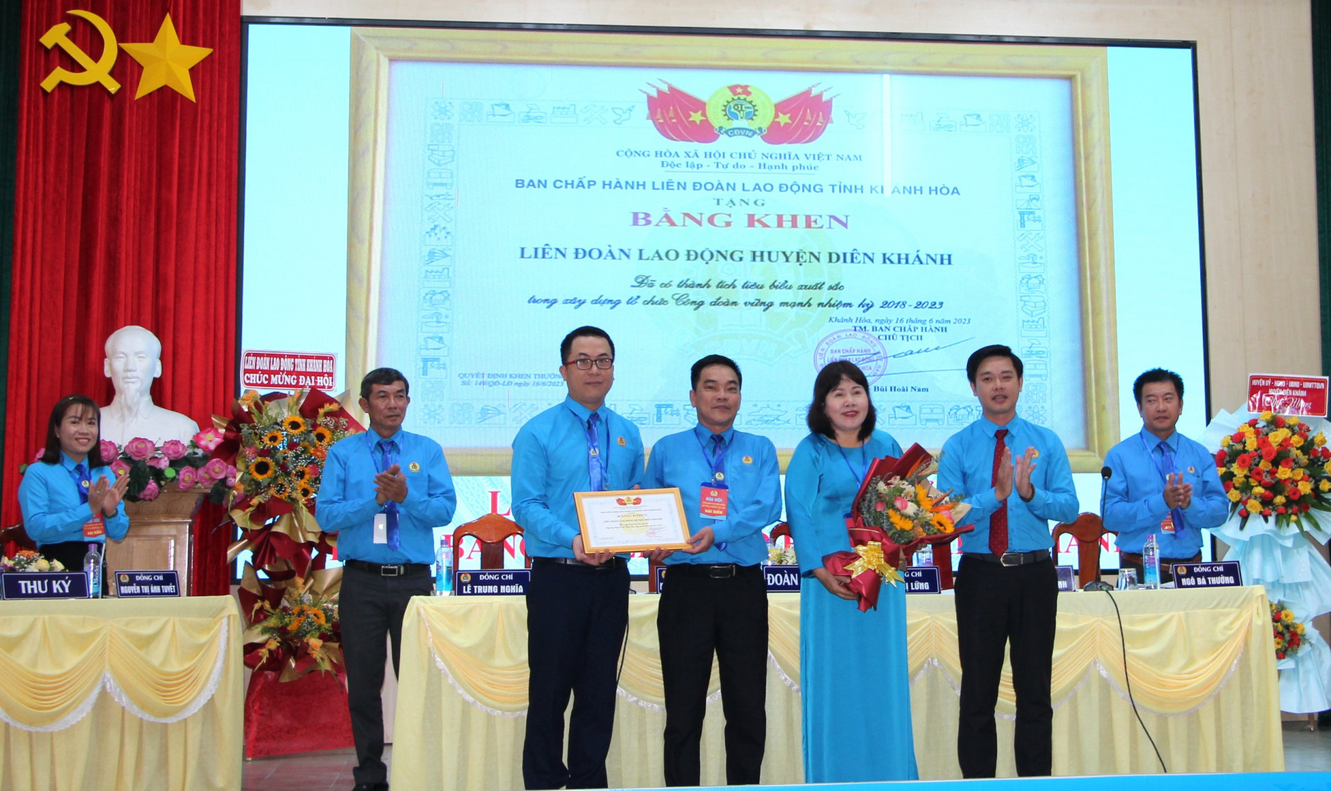 Ông Bùi Hoài Nam - Chủ tịch Liên đoàn Lao động tỉnh tặng bằng khen cho Ban Chấp hành Liên đoàn Lao động huyện Diên Khánh.