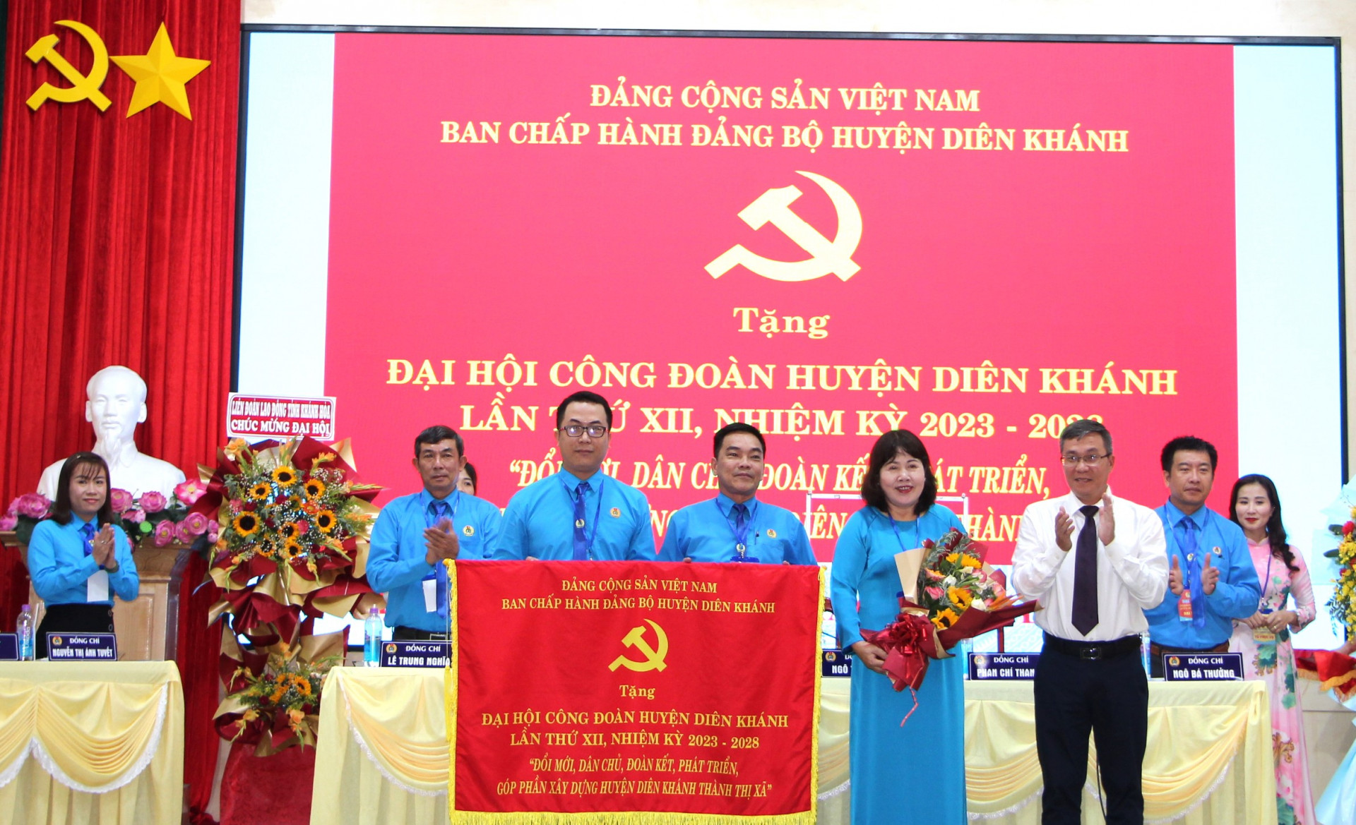 Đại diện Huyện ủy Diên Khánh tặng bưc trướng cho Đại hội.