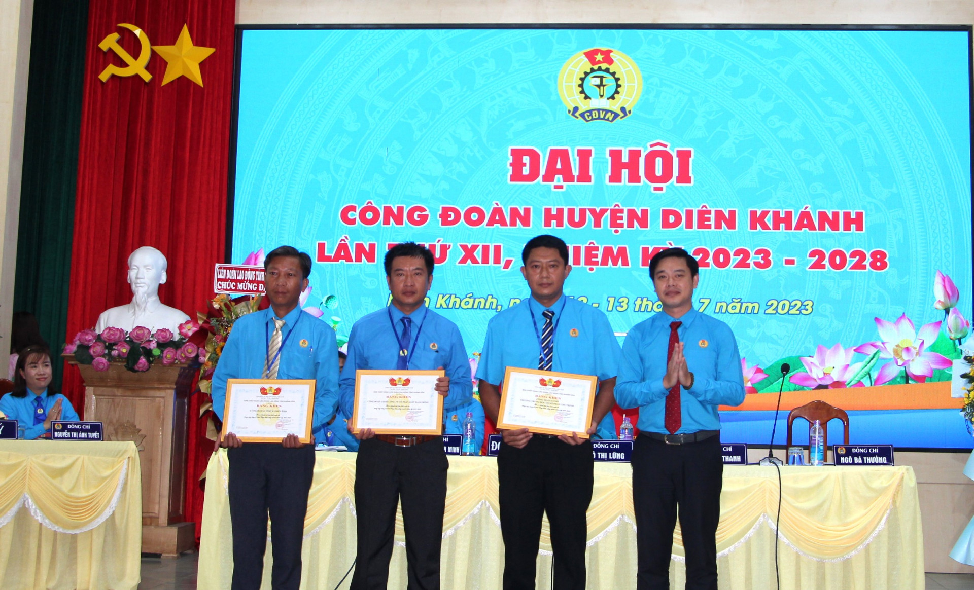 Ông Bùi Hoài Nam - Chủ tịch Liên đoàn Lao động tỉnh tặng bằng khen cho những tập thể xuất sắc.