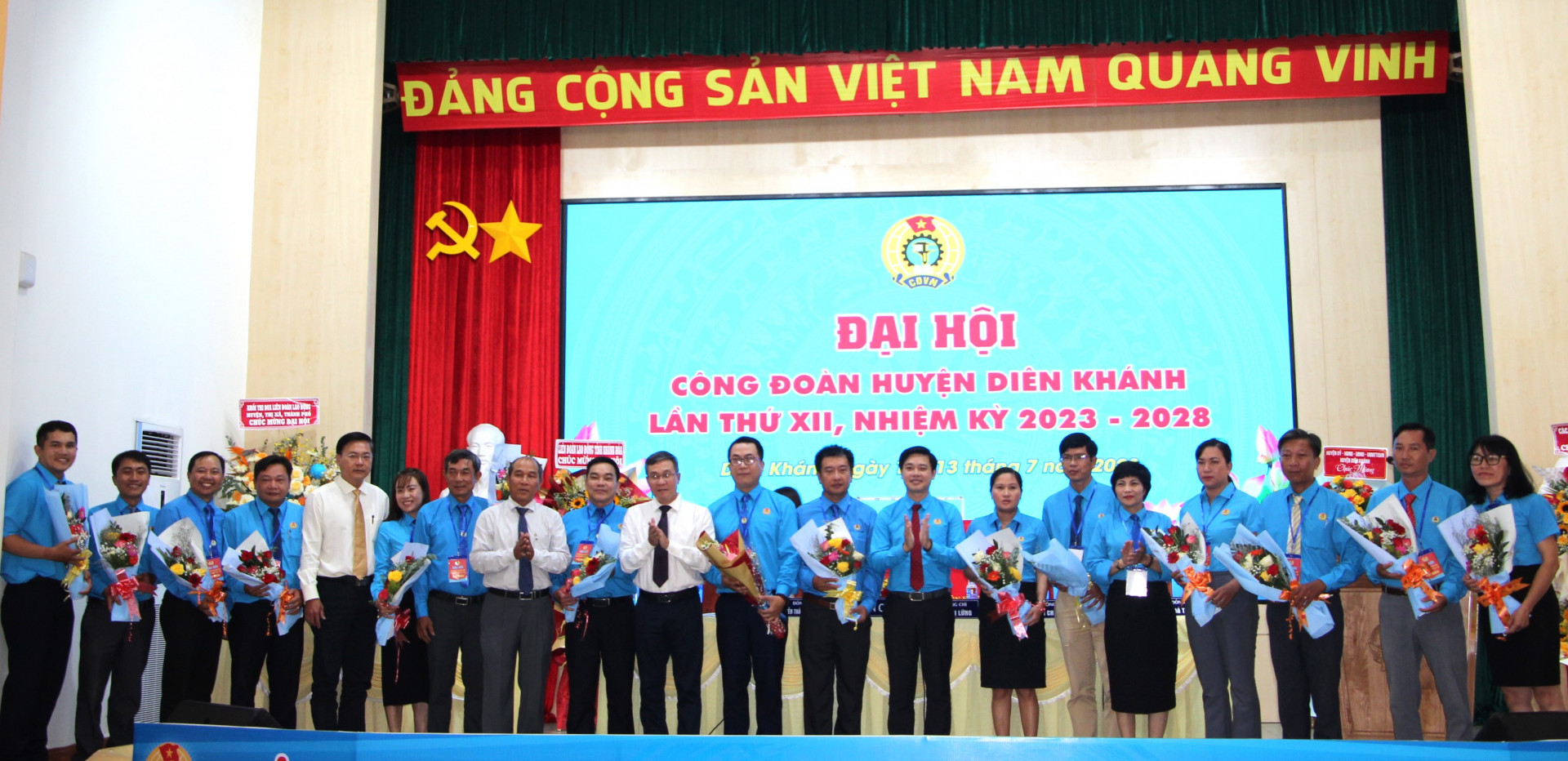 Lãnh đạo Liên đoàn Lao động tỉnh và huyện Diên Khánh tặng hoa chúc mừng Ban Chấp hành Liên đoàn Lao động huyện Diên Khánh nhiệm kỳ 2023-2028.
