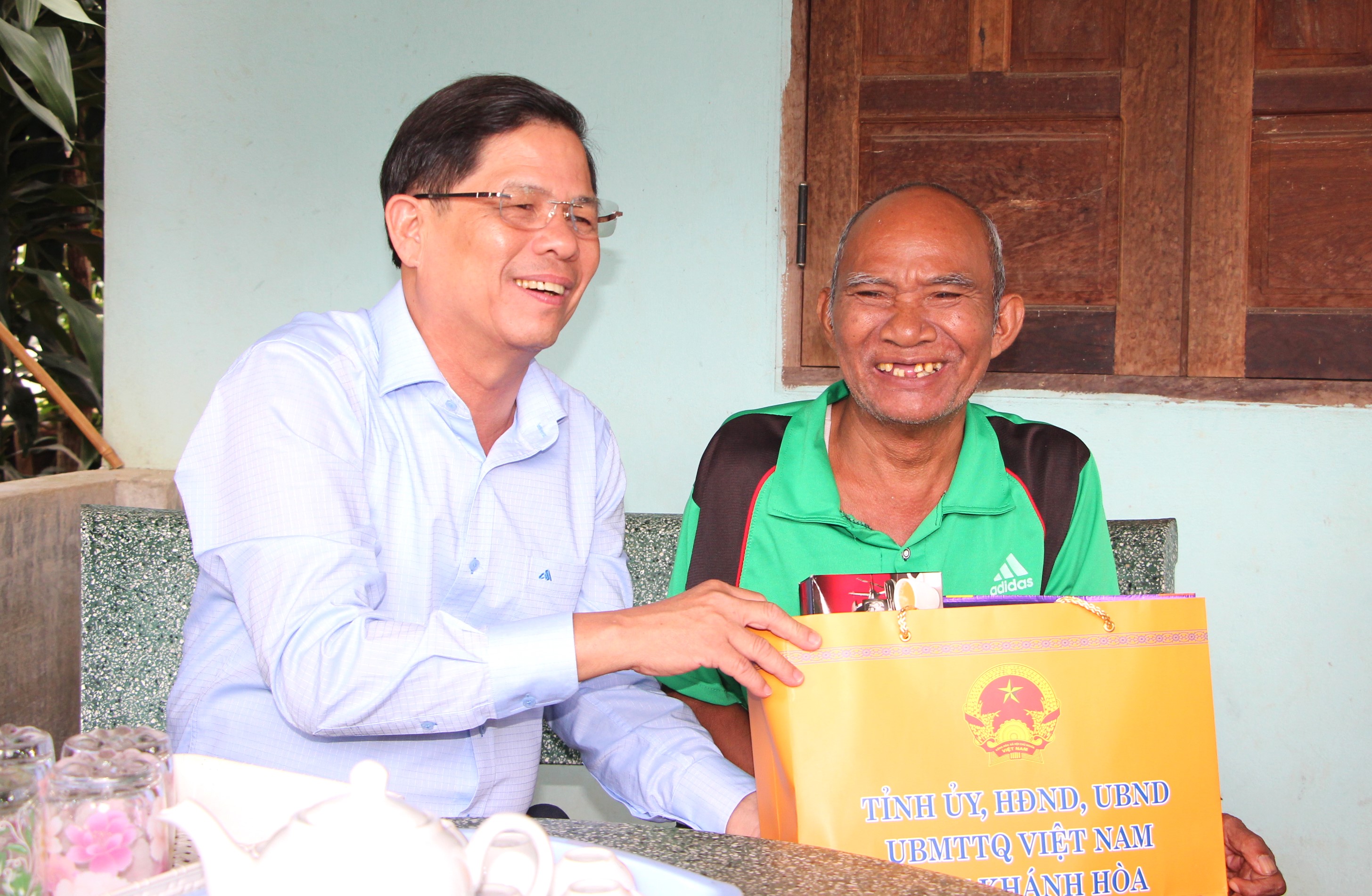 Chủ tịch UBND tỉnh Khánh Hòa thăm, tặng quà người có công với cách mạng tiêu biểu huyện Khánh Sơn