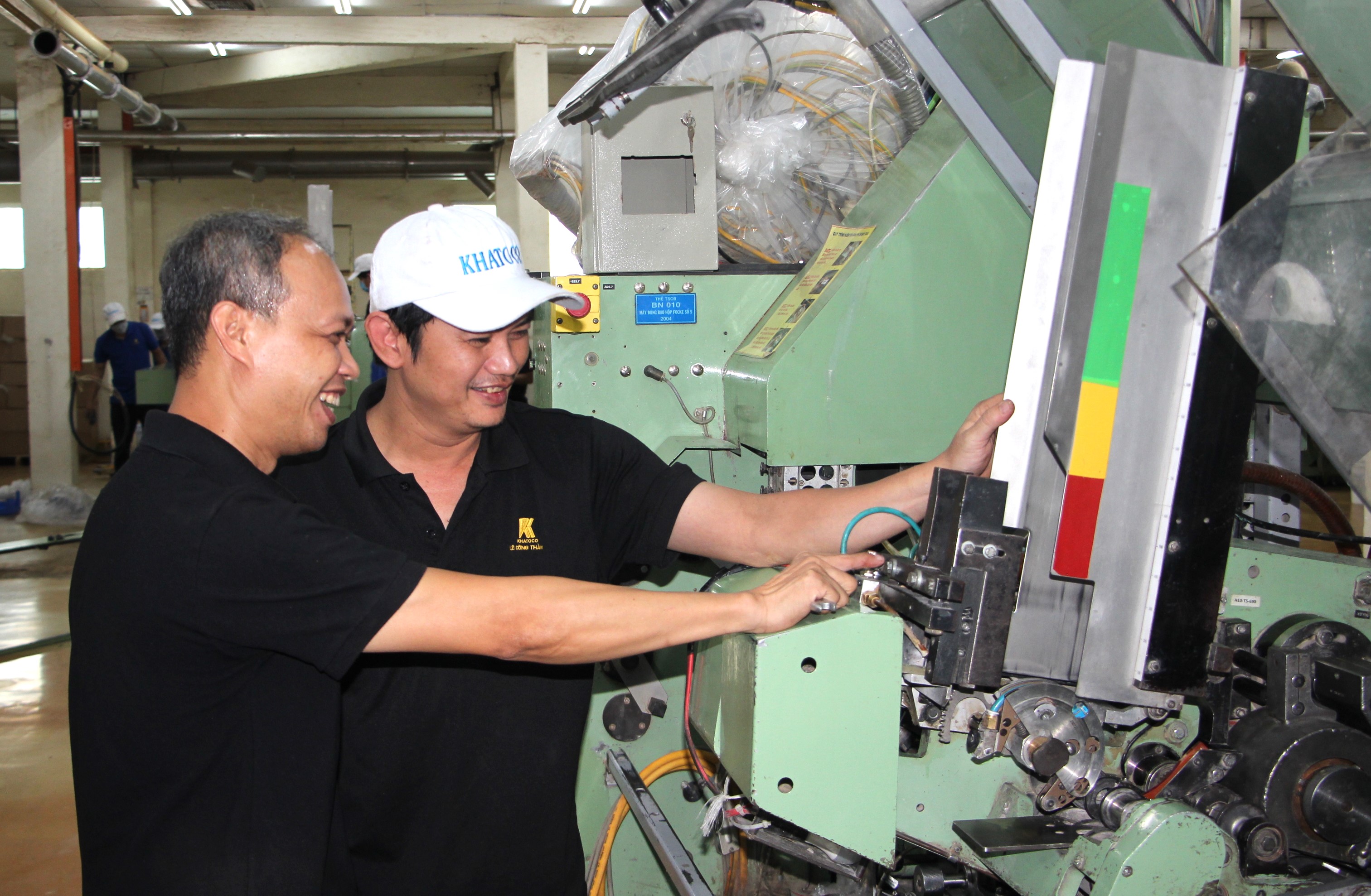 Kỹ sư Nguyễn Duy Khuê chia sẻ kinh nghiệm điều chỉnh máy móc cho đồng nghiệp.