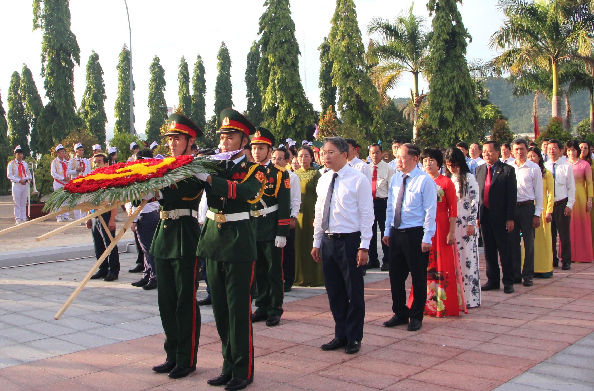 Lãnh đạo tỉnh đặt vòng hoa viếng Nghĩa trang liệt sĩ Hòn Dung