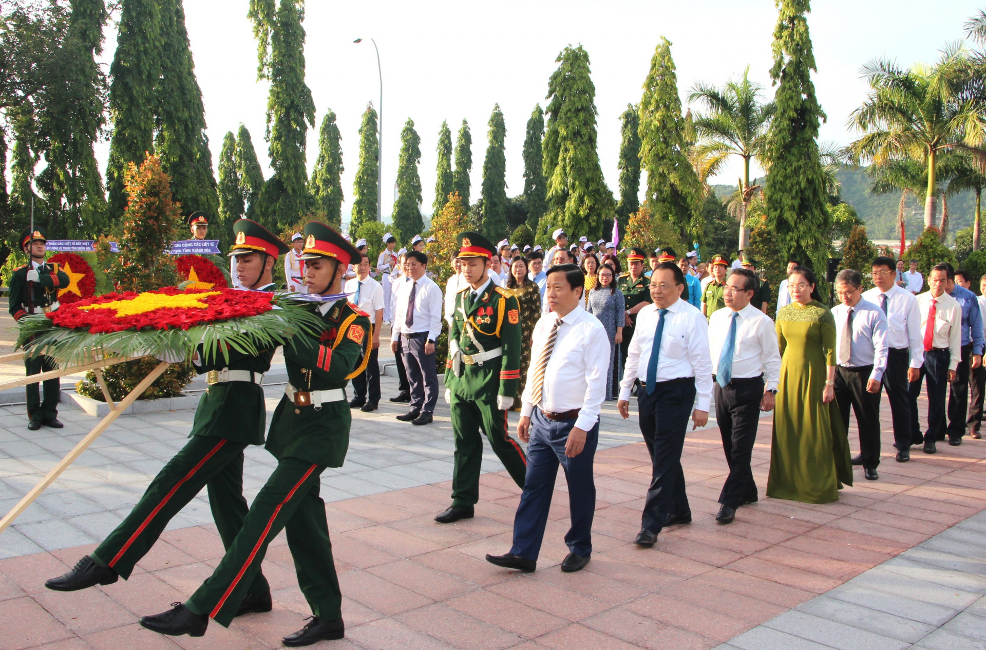 Đoàn đại biểu Quốc hội, HĐND, UBND tỉnh do đồng chí Hà Quốc Trị dẫn đầu vào viếng.