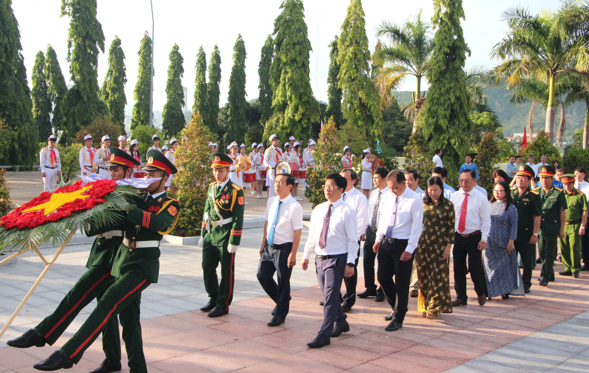 Đoàn đại biểu Thành ủy, HĐND, UBND, UBMTTQ Việt Nam TP. Nha Trang do đồng chí Hồ Văn Mừng - Ủy viên dự khuyết Trung ương Đảng, Bí thư Thành ủy dẫn đầu vào viếng.