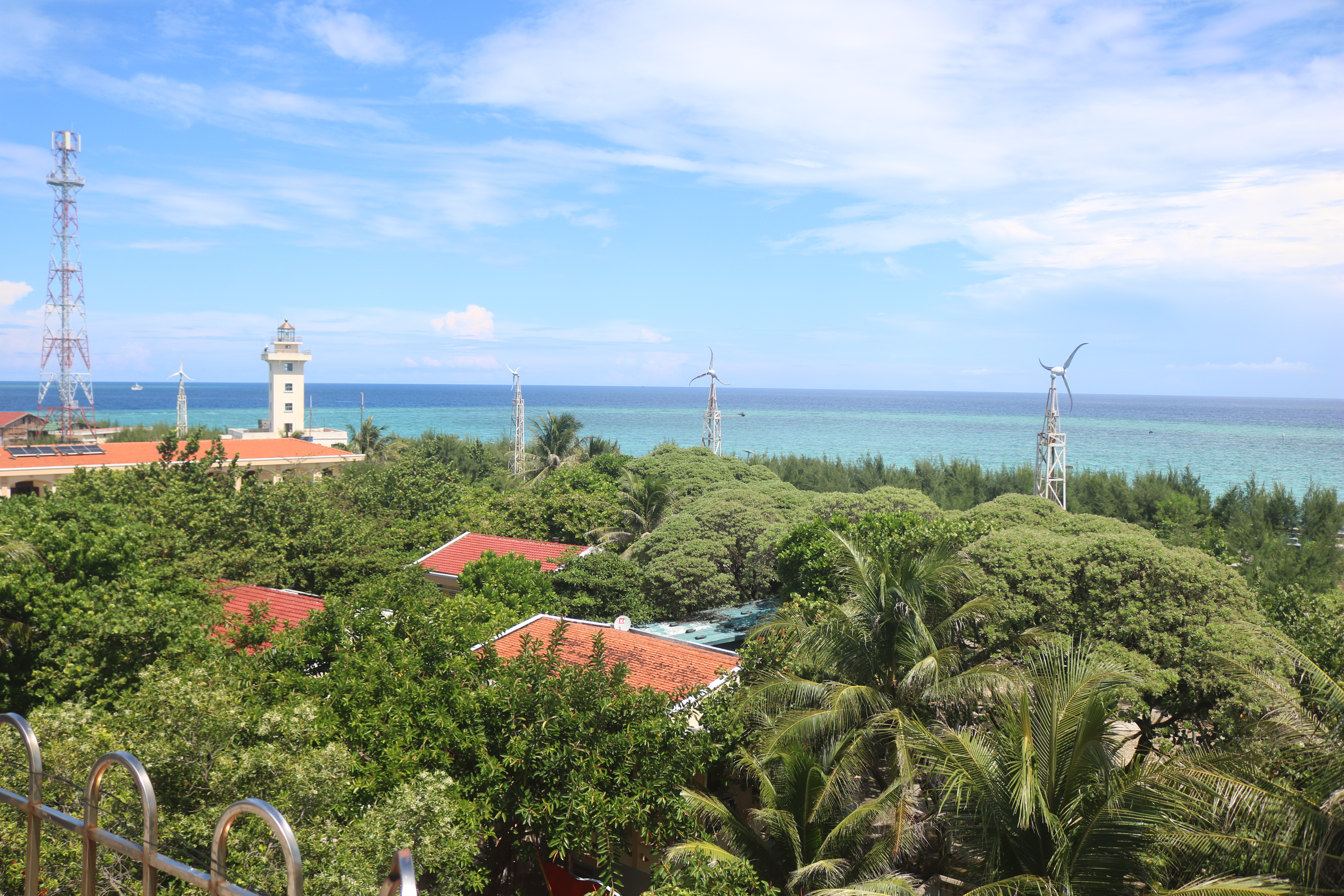 Giữ màu xanh trên đảo Trường Sa 