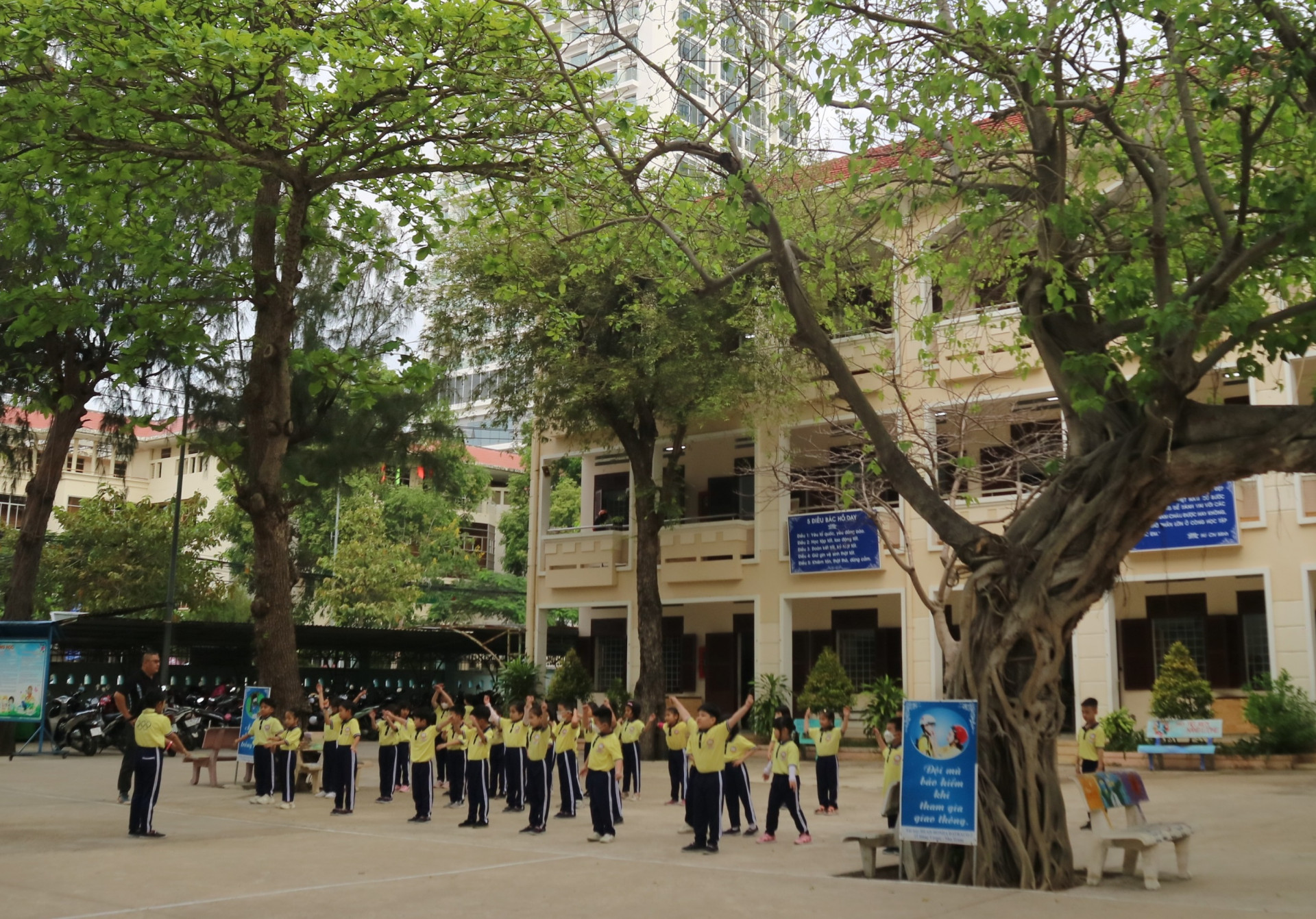 Tiết học Giáo dục thể chất tại Trường Tiểu học Lộc Thọ (TP. Nha Trang). 