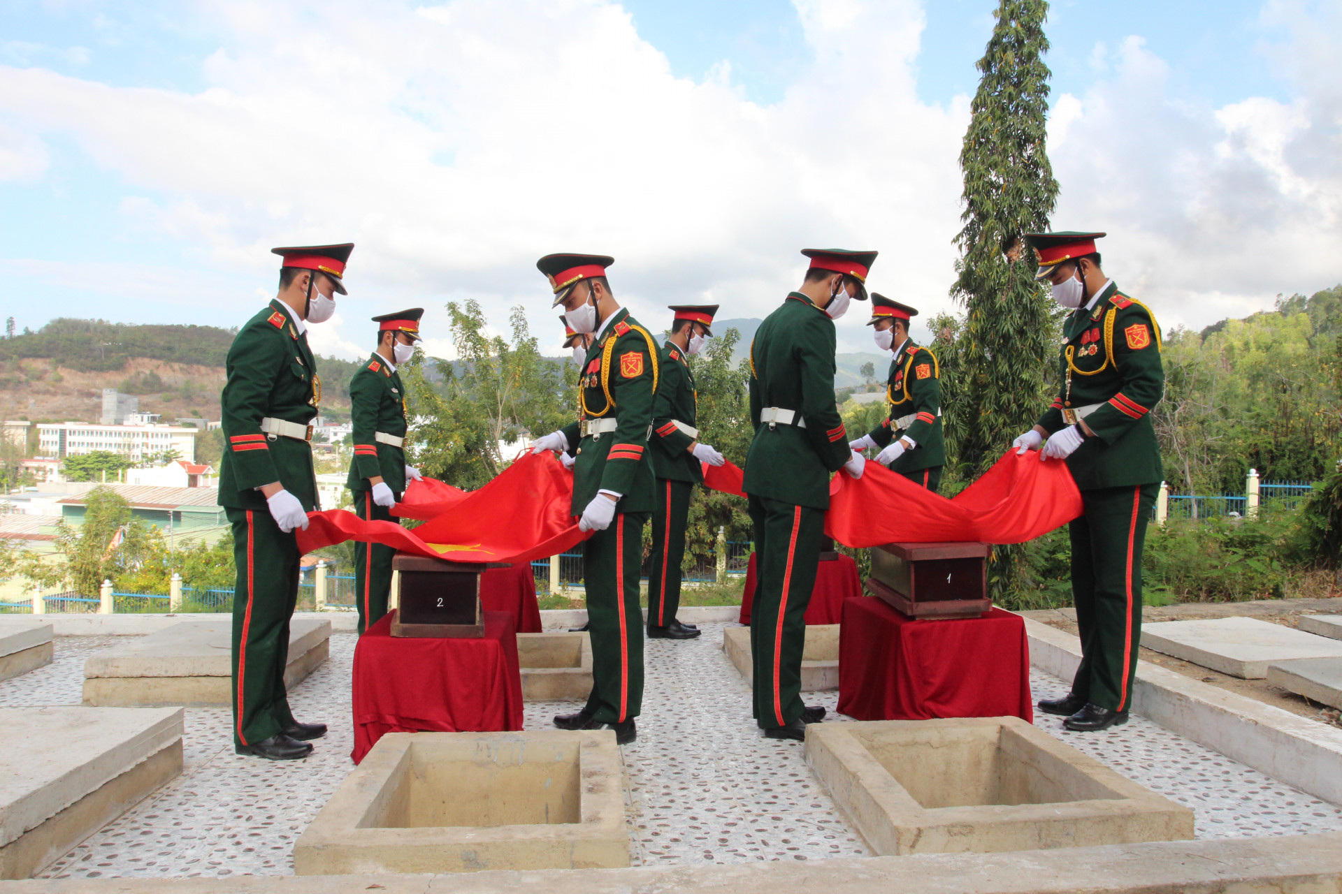 Ban Chỉ huy Quân sự thành phố quy tập, an táng hài cốt liệt sĩ tại Nghĩa trang liệt sĩ Hòn Dung.