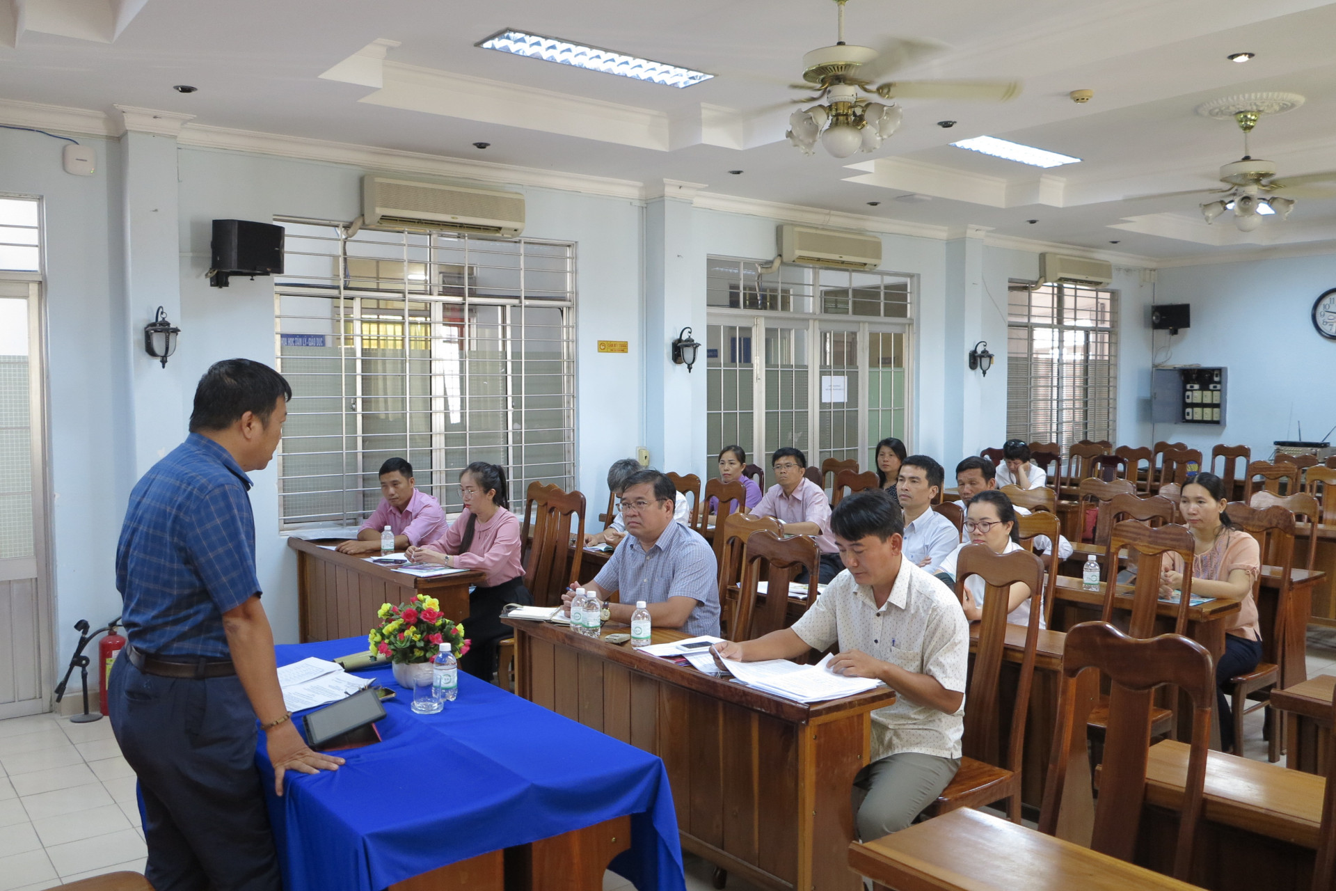 Các thành viên hội đồng lựa chọn sách giáo khoa của tỉnh thảo luận và đề xuất lựa chọn. 