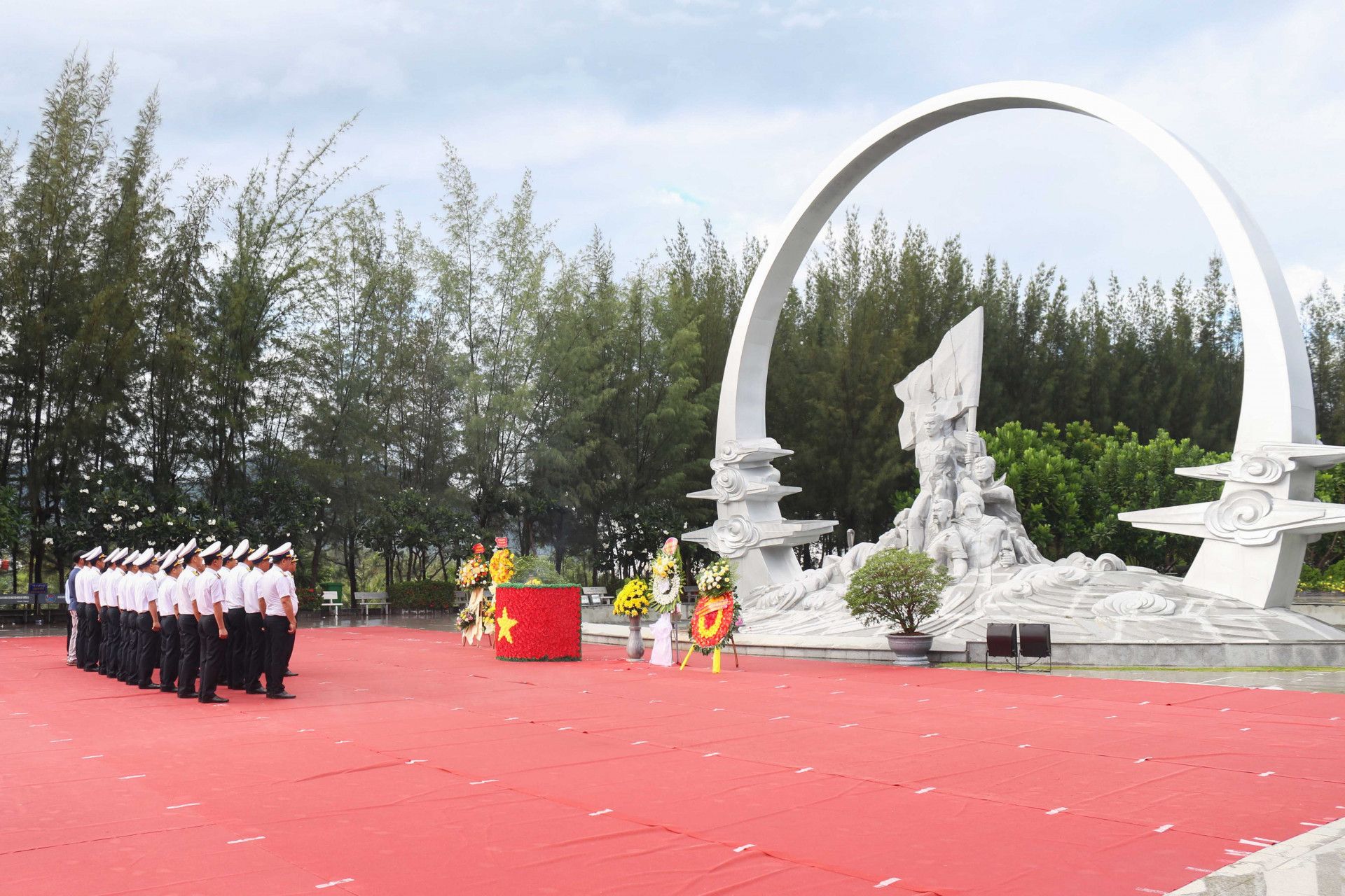 Cán bộ, chiến sĩ Lữ đoàn 162 dâng hương tại Khu tưởng niệm chiến sĩ Gạc Ma.