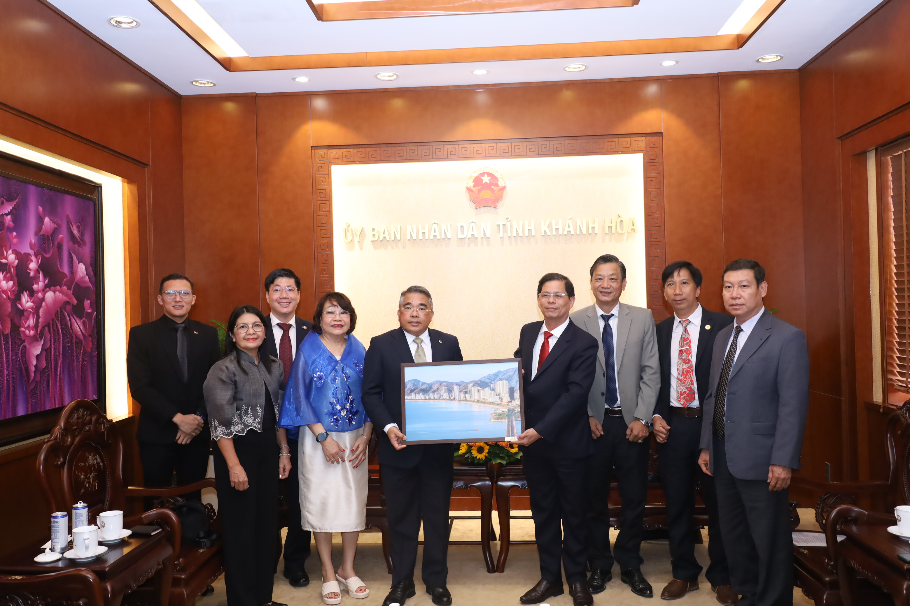 Chủ tịch UBND tỉnh Nguyễn Tấn Tuân tiếp Đại sứ Philippines