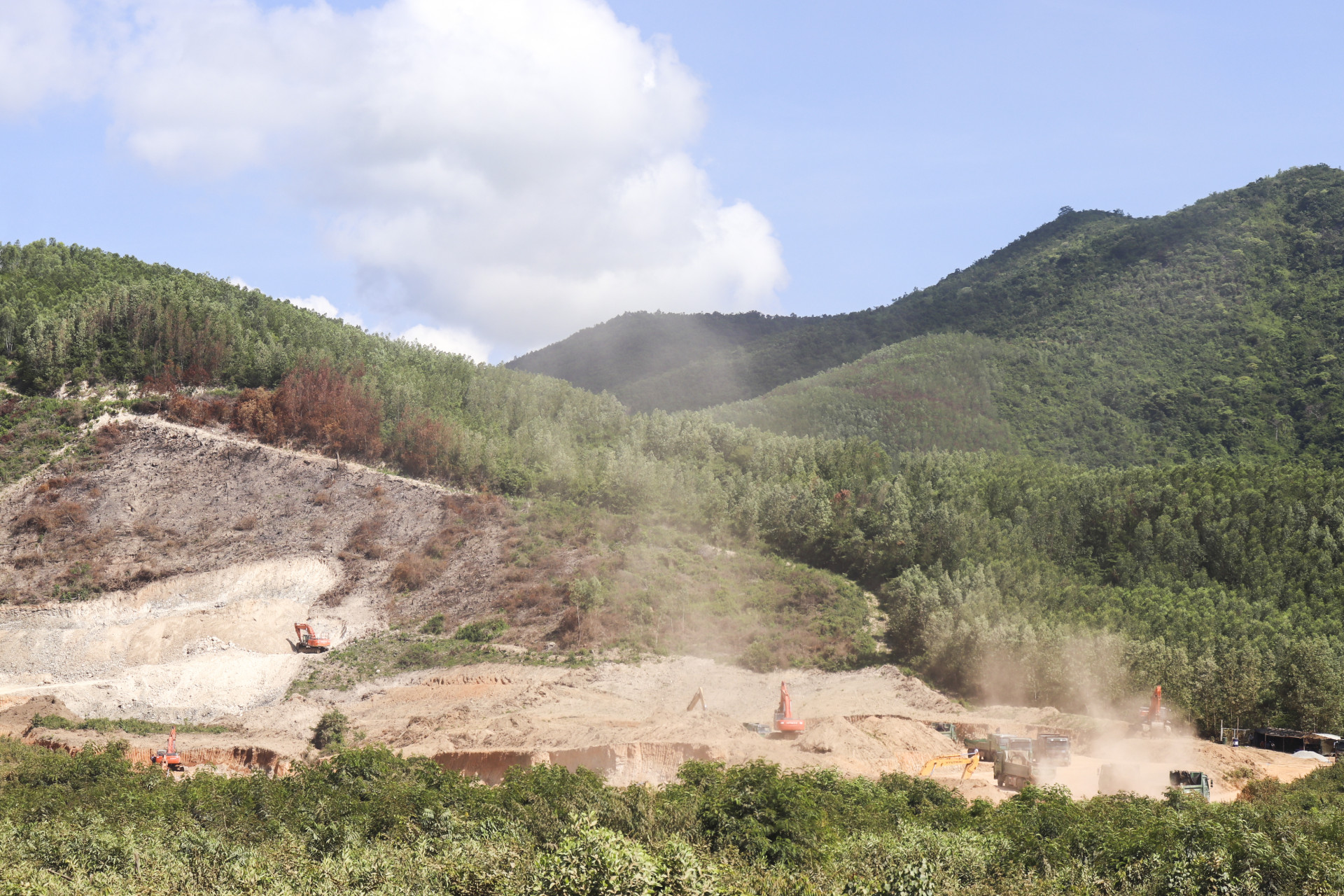 Khai thác đất phục vụ cao tốc Vân Phong - Nha Trang tại một mỏ vật liệu trên địa bàn xã Vạn Hưng, Vạn Ninh.