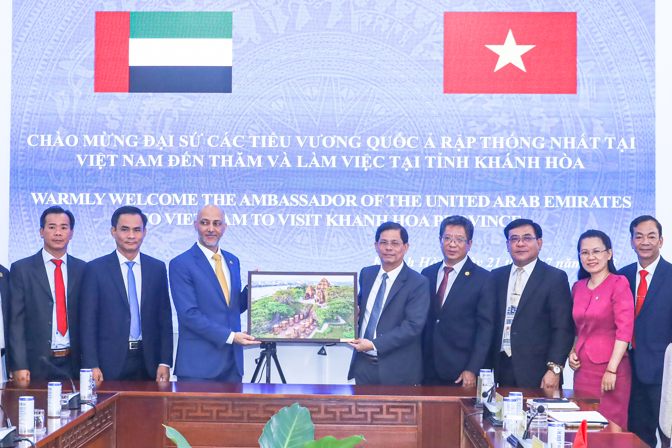 Chủ tịch UBND tỉnh Khánh Hòa Nguyễn Tấn Tuân tiếp Đại sứ UAE